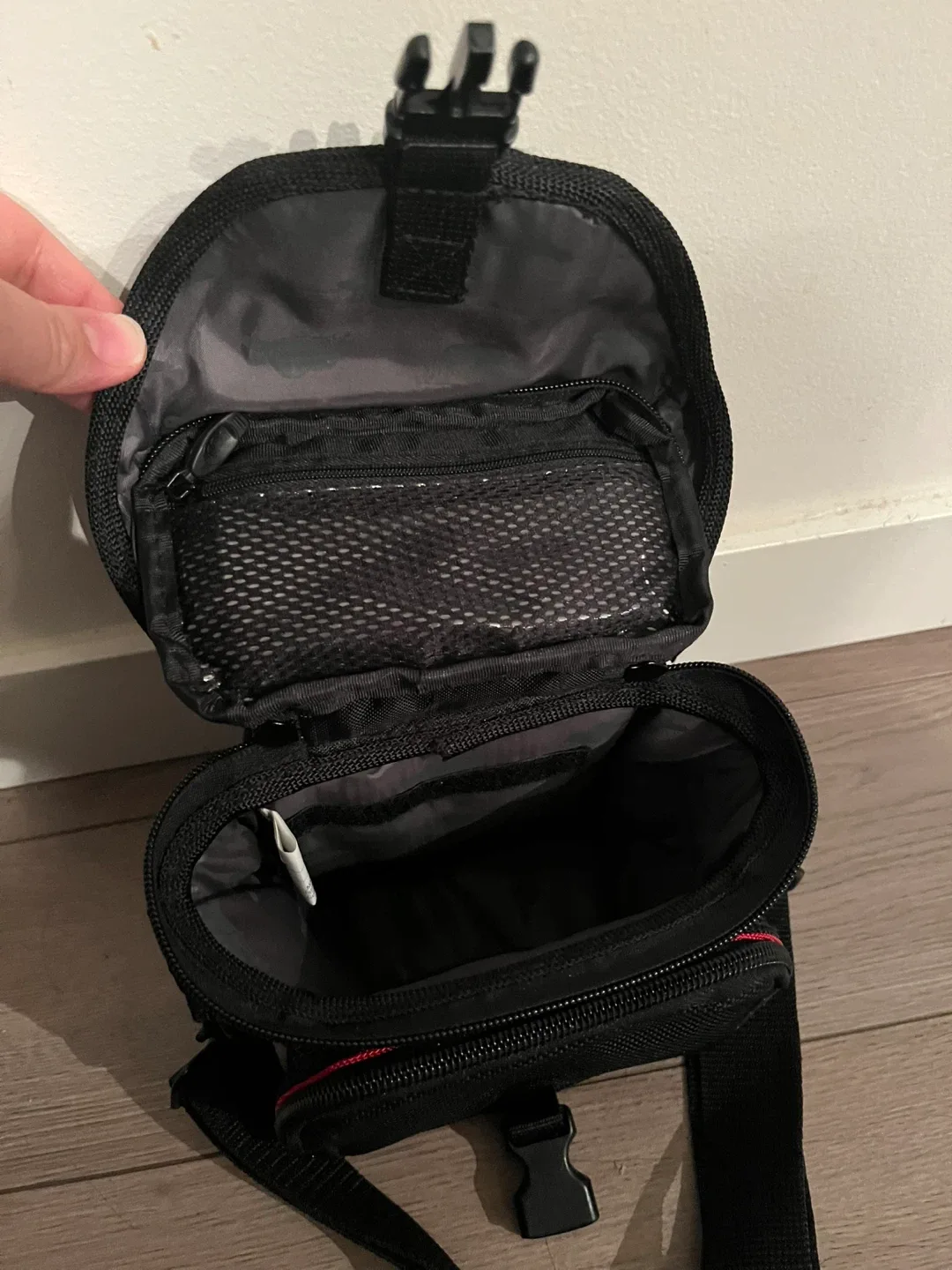 Roots black crossbody camera bag image indicator(2)