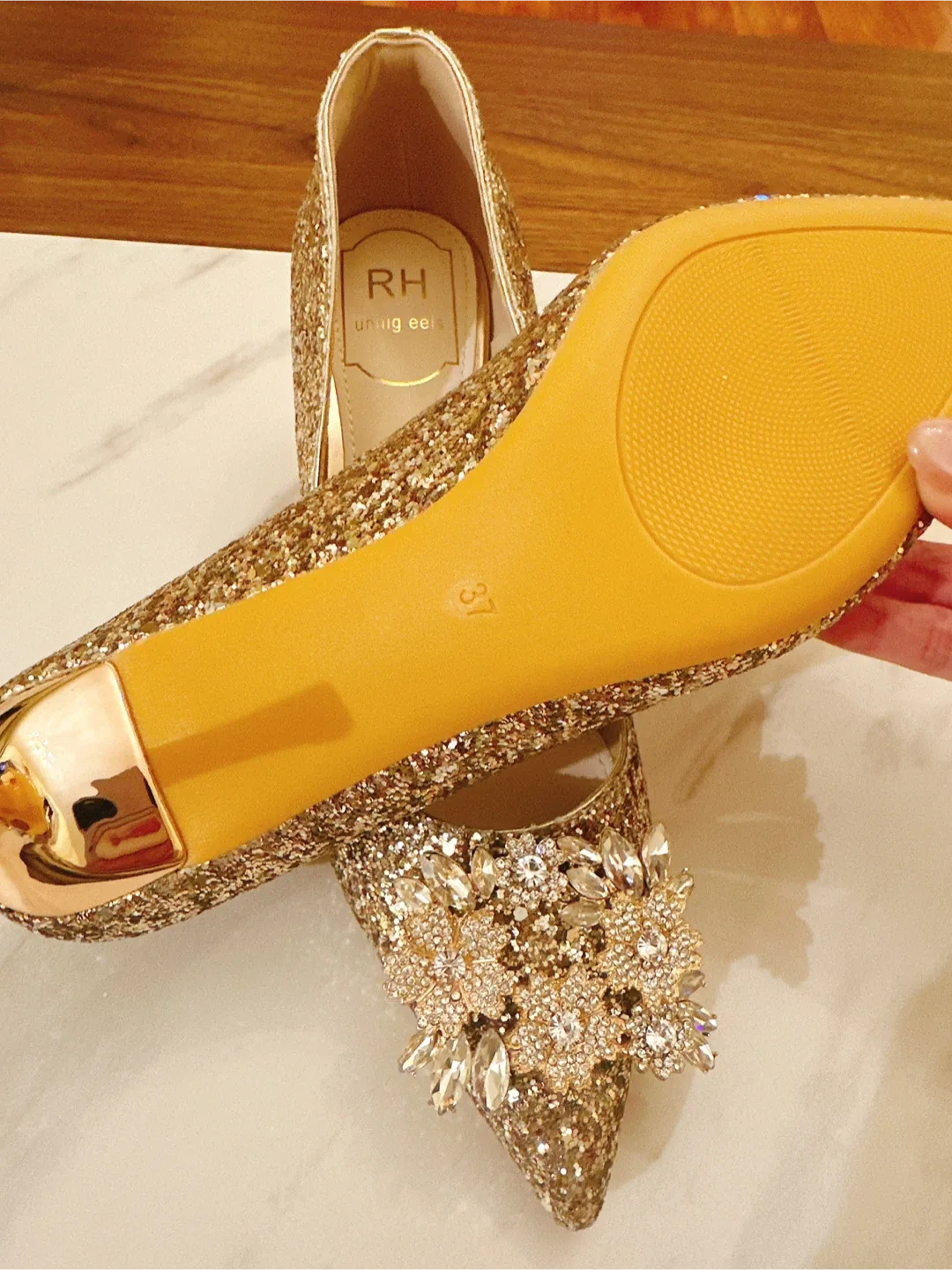 RH unni eels Gold Glitter Heels - Size 6.5(US)/37 image indicator(5)