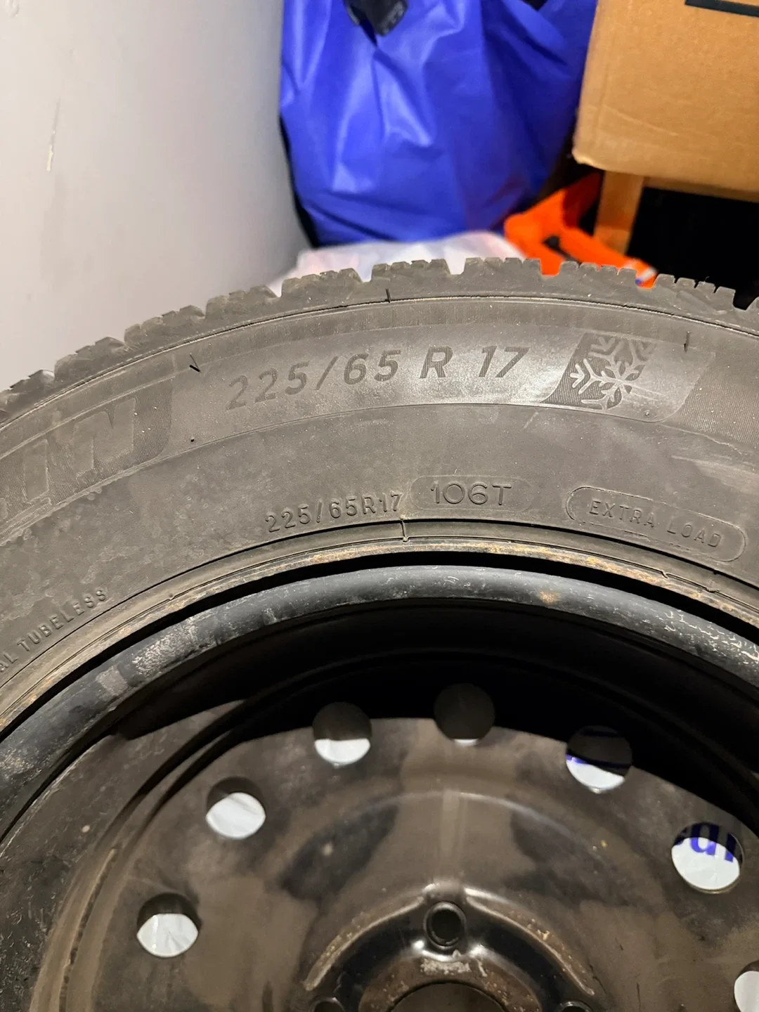 Michelin Winter Tire 225/65 R17 image indicator(2)