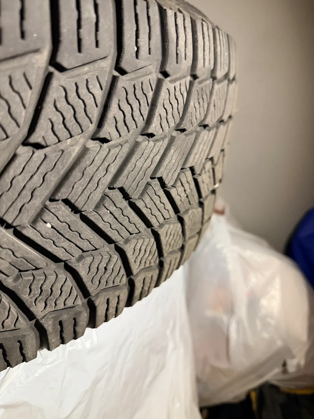 Michelin Winter Tire 225/65 R17 image indicator(4)