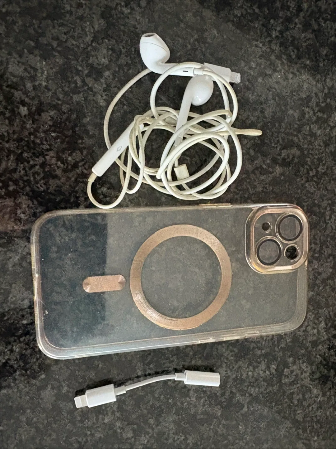 Apple Lightning to 3.5 mm Headphone Jack Adapter image indicator(2)