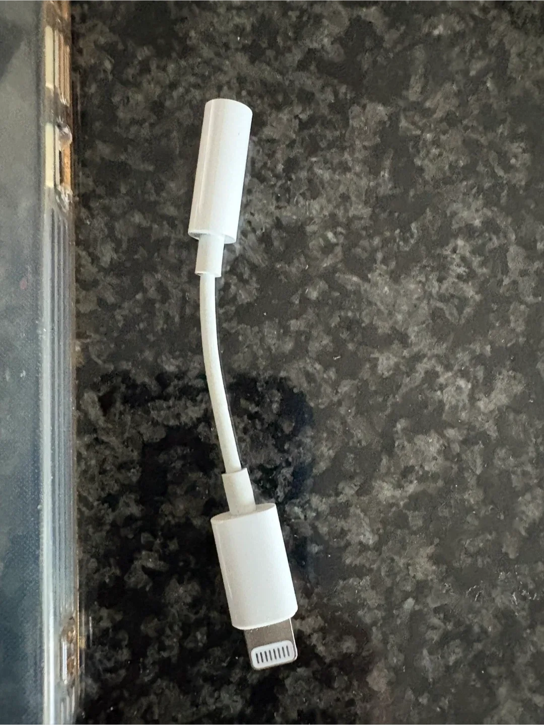 Apple Lightning to 3.5 mm Headphone Jack Adapter image indicator(3)