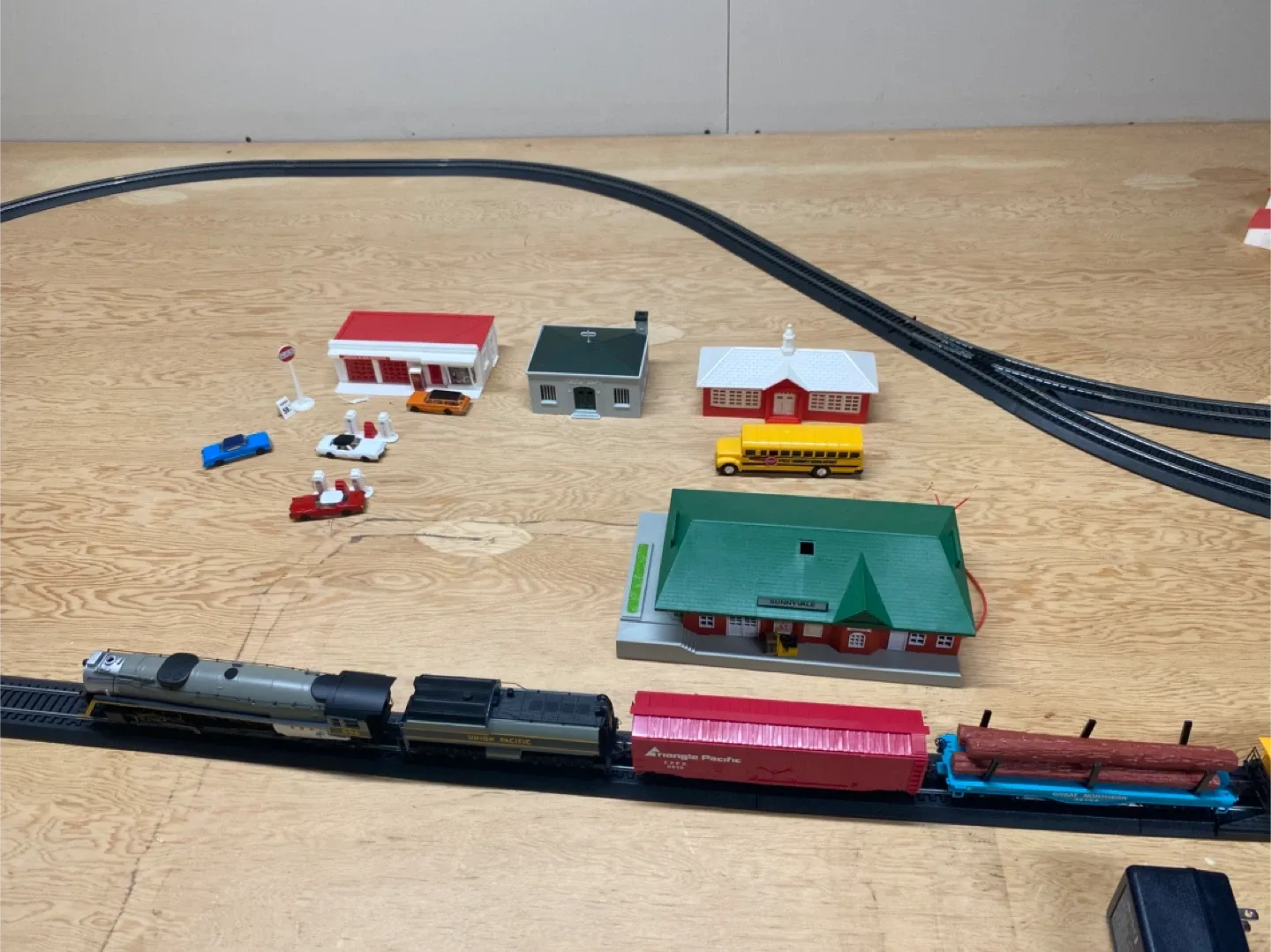 Model Train Set with Accessories image indicator(3)