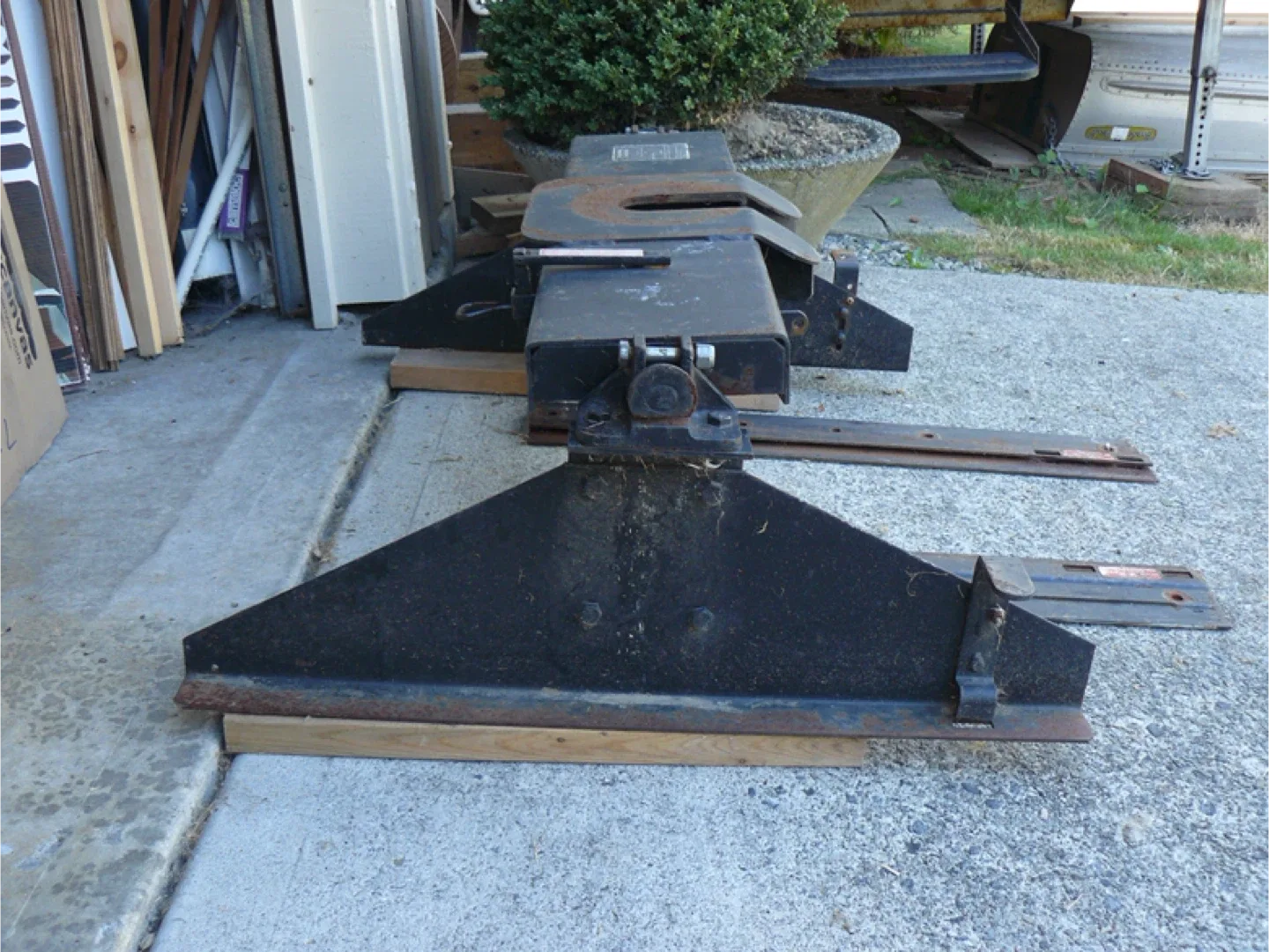 Superior Metal Products 5th Wheel Hitch - 12,000 lbs image indicator(2)