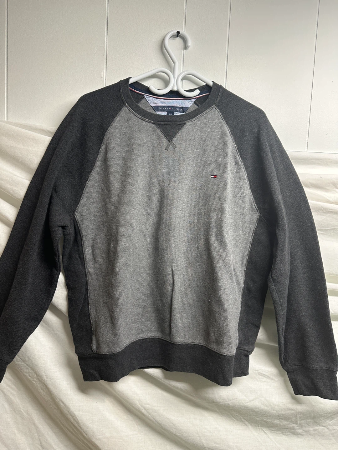 Tommy Hilfiger Grey Sweatshirt - Size L