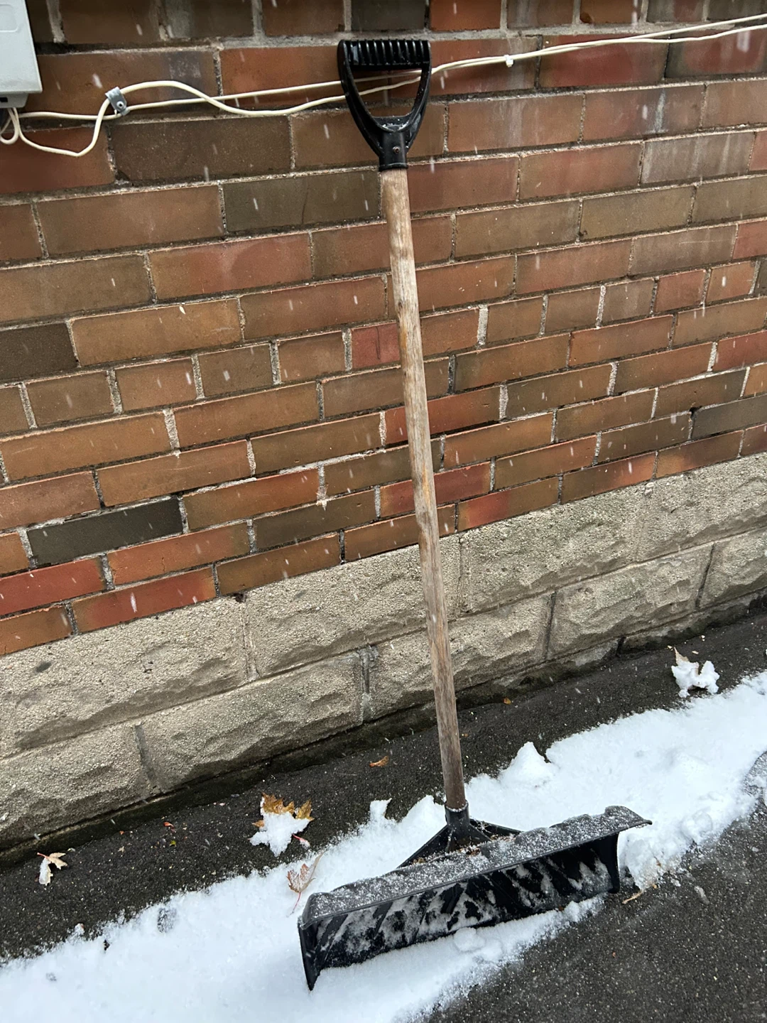$2 snow shovel pusher  DONLANDS OCONNOR EY  AS IS