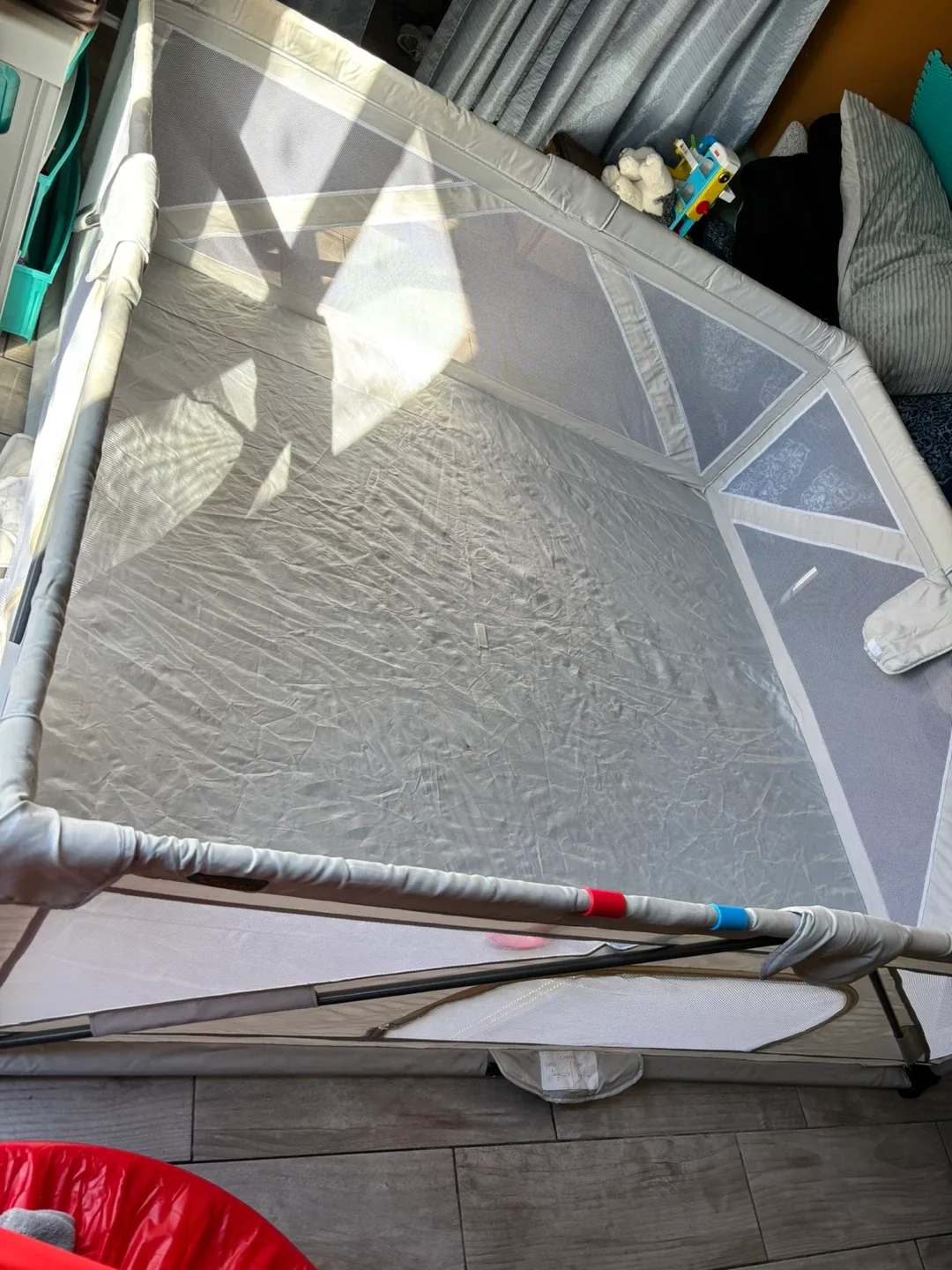 Like New Evenflo Versatile Play Space corralito para niño image indicator(2)