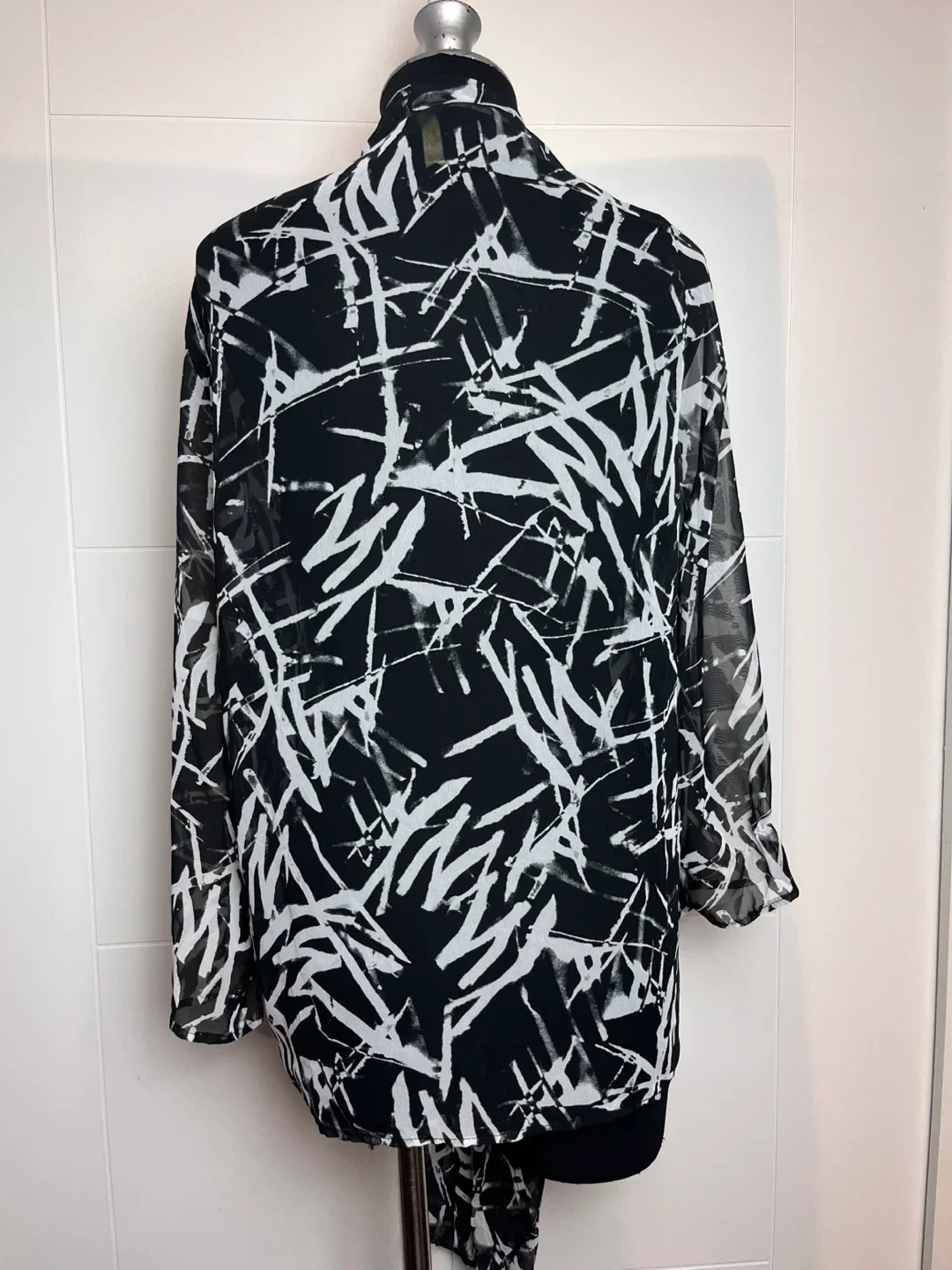 Lorenauh Sheer Black & White Kimono - Size M image indicator(2)