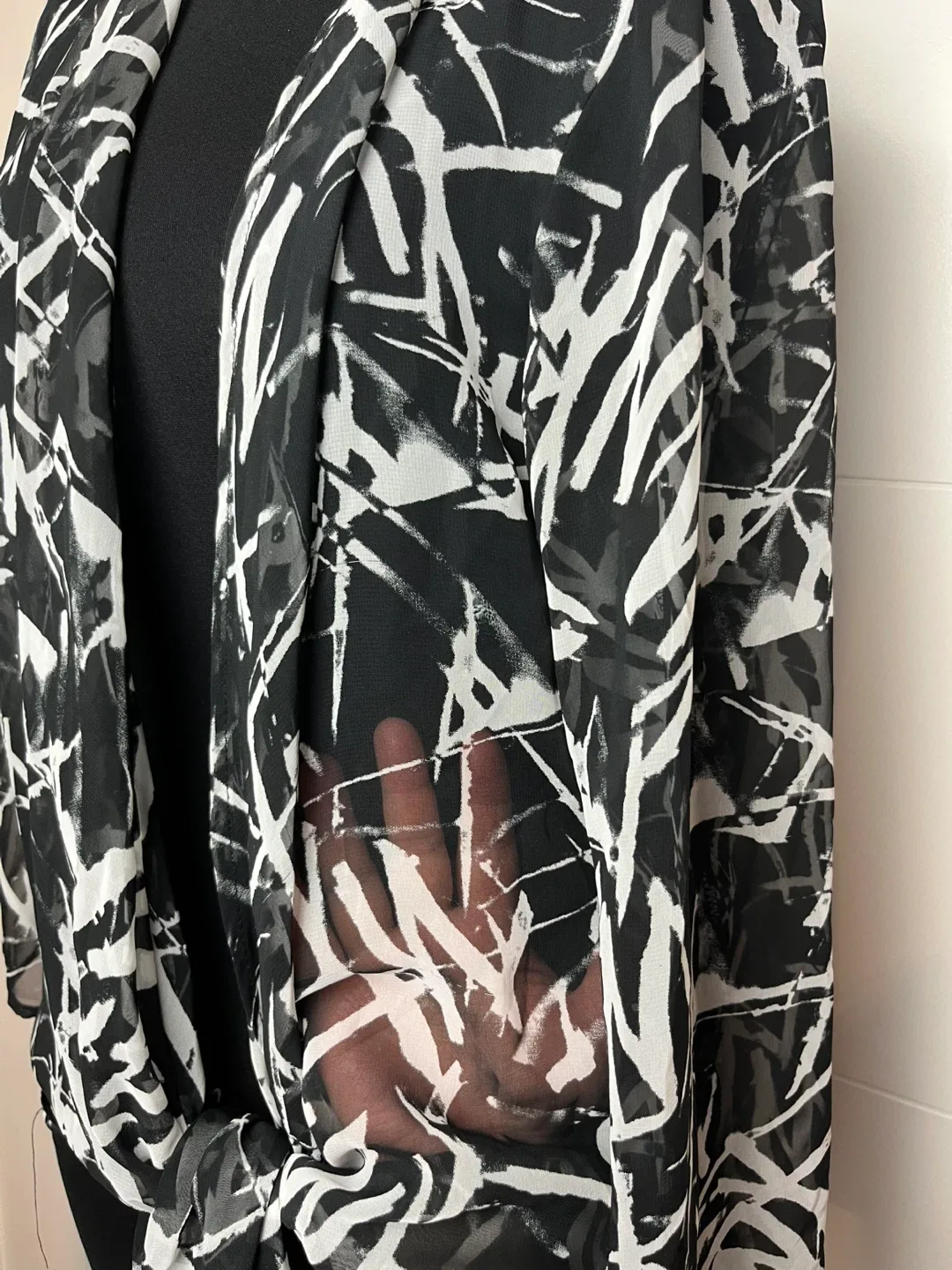 Lorenauh Sheer Black & White Kimono - Size M image indicator(3)