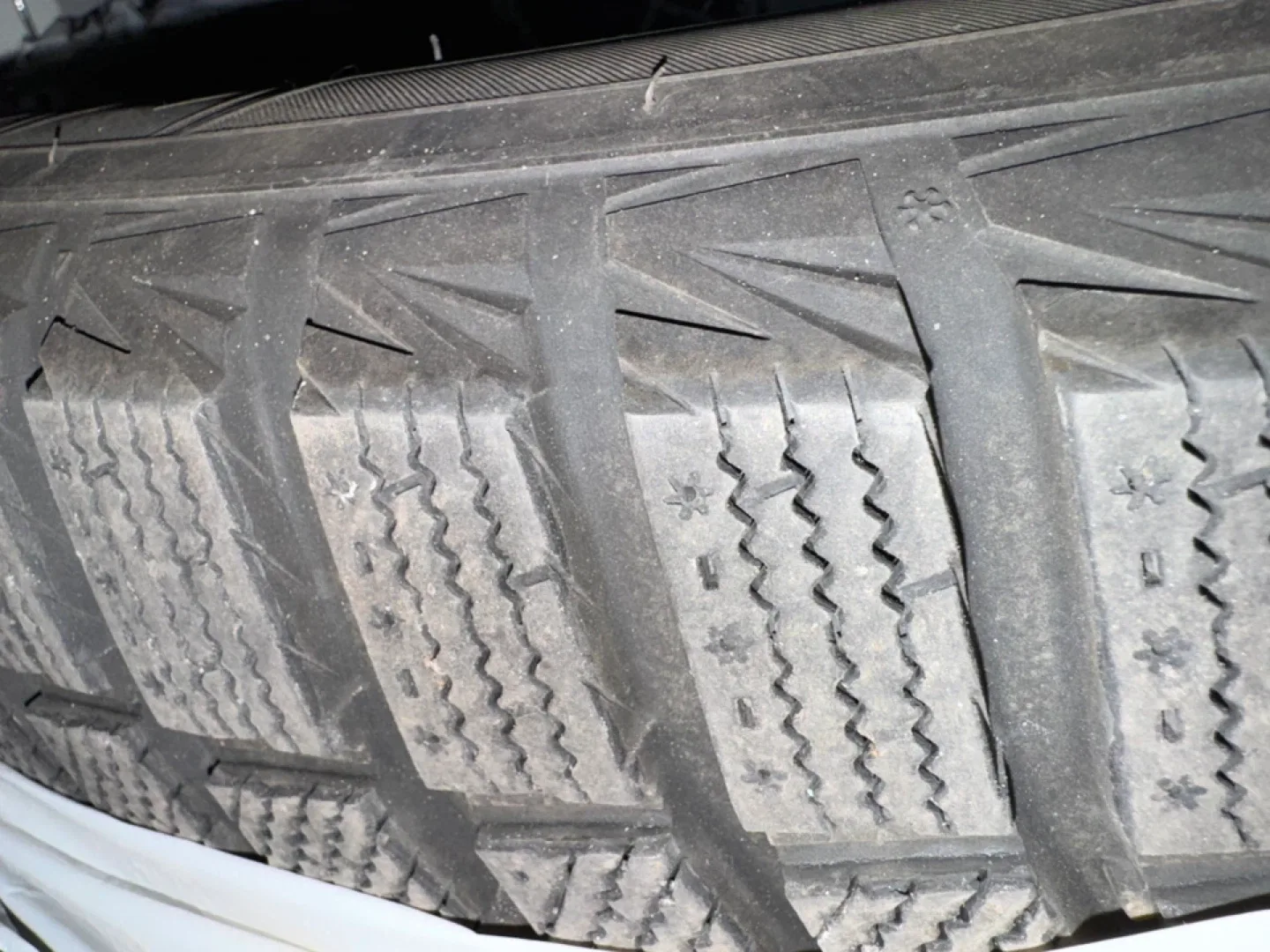 Set of 4 Hankook Winter i*cept X Tire 235/60R18 image indicator(4)