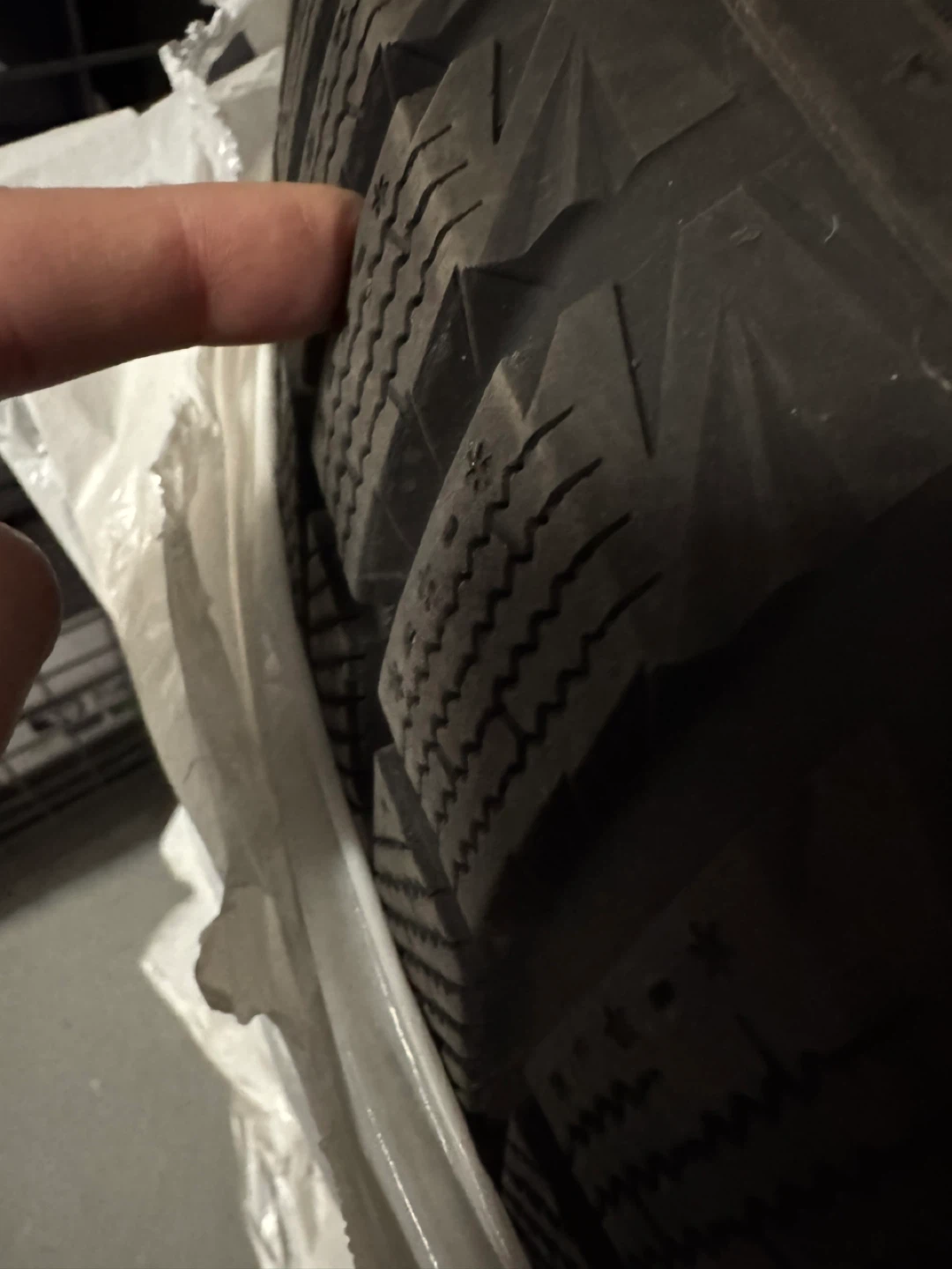 Set of 4 Hankook Winter i*cept X Tire 235/60R18 - photo 2