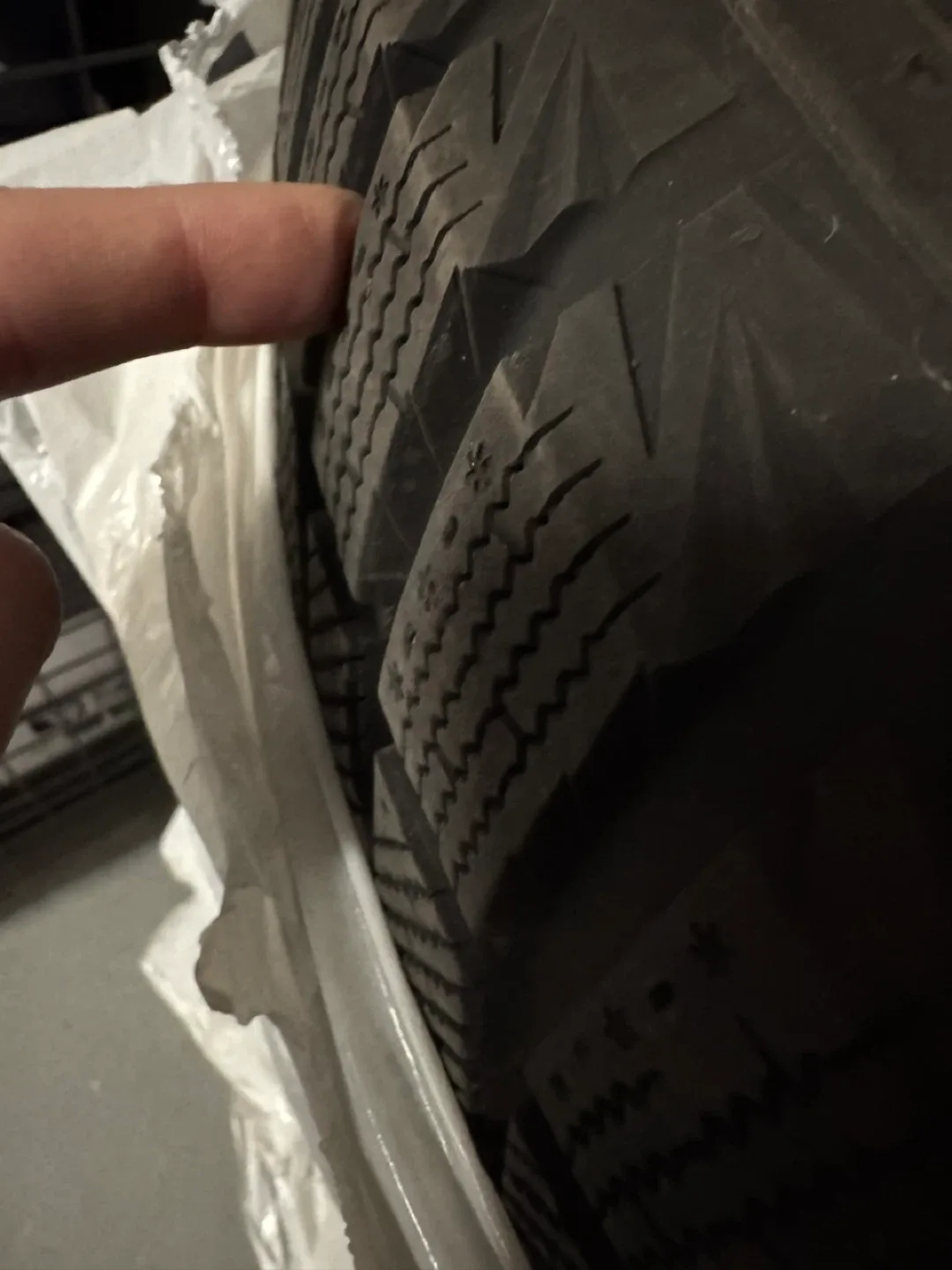 Set of 4 Hankook Winter i*cept X Tire 235/60R18 image indicator(2)