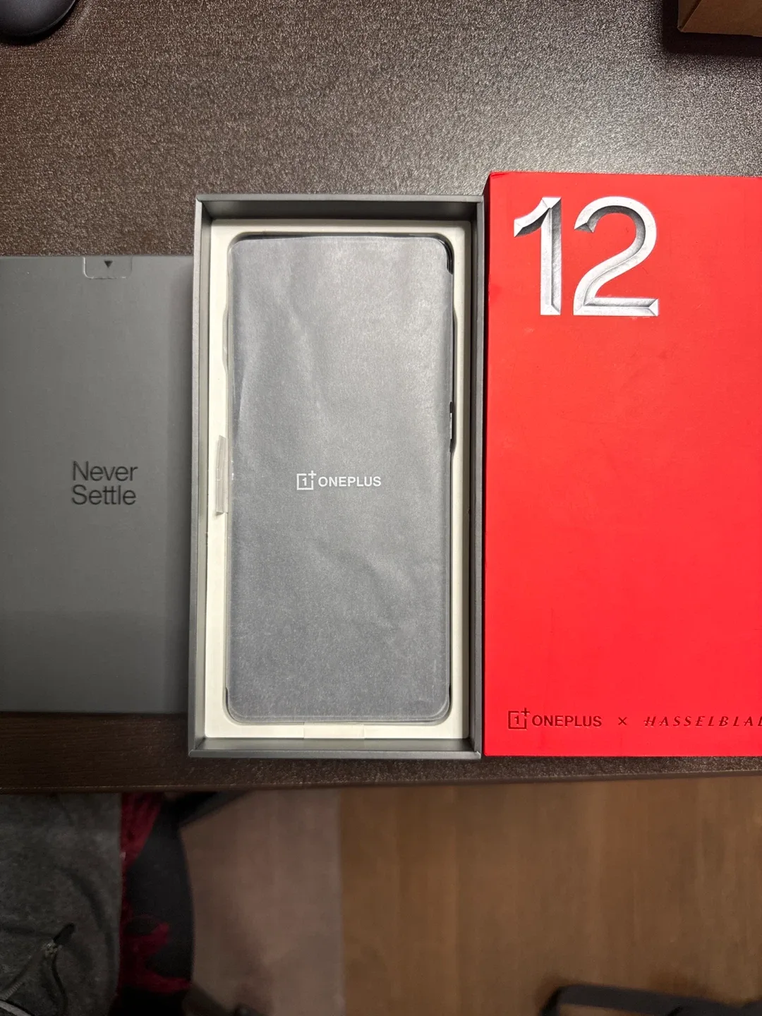 OnePlus 12 with Screen Protectors & Cases image indicator(7)