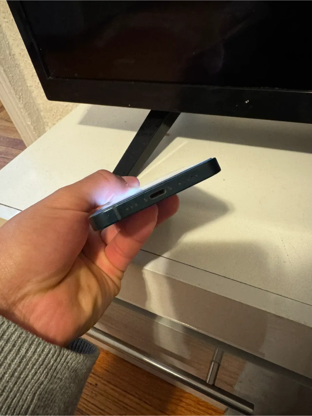 iPhone 13 - 128GB image indicator(9)