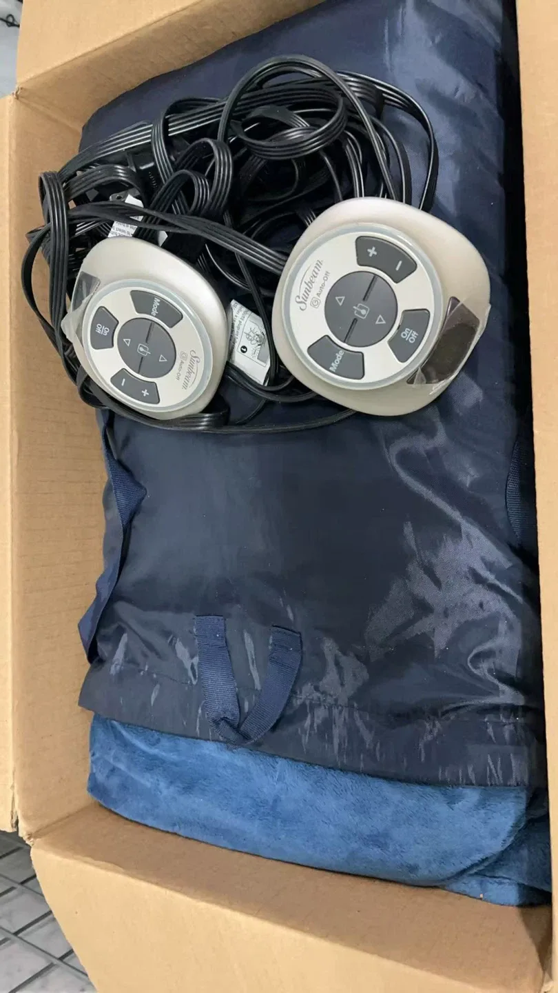 Sunbeam Heated blanket LIKE NEW- Dual Controls thumbnail