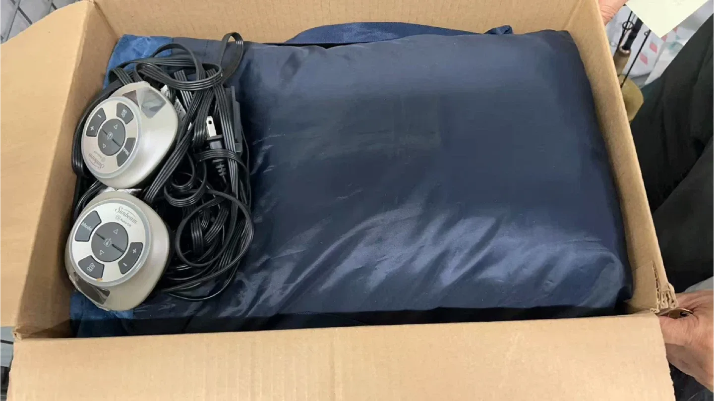 Sunbeam Heated blanket LIKE NEW- Dual Controls image indicator(2)