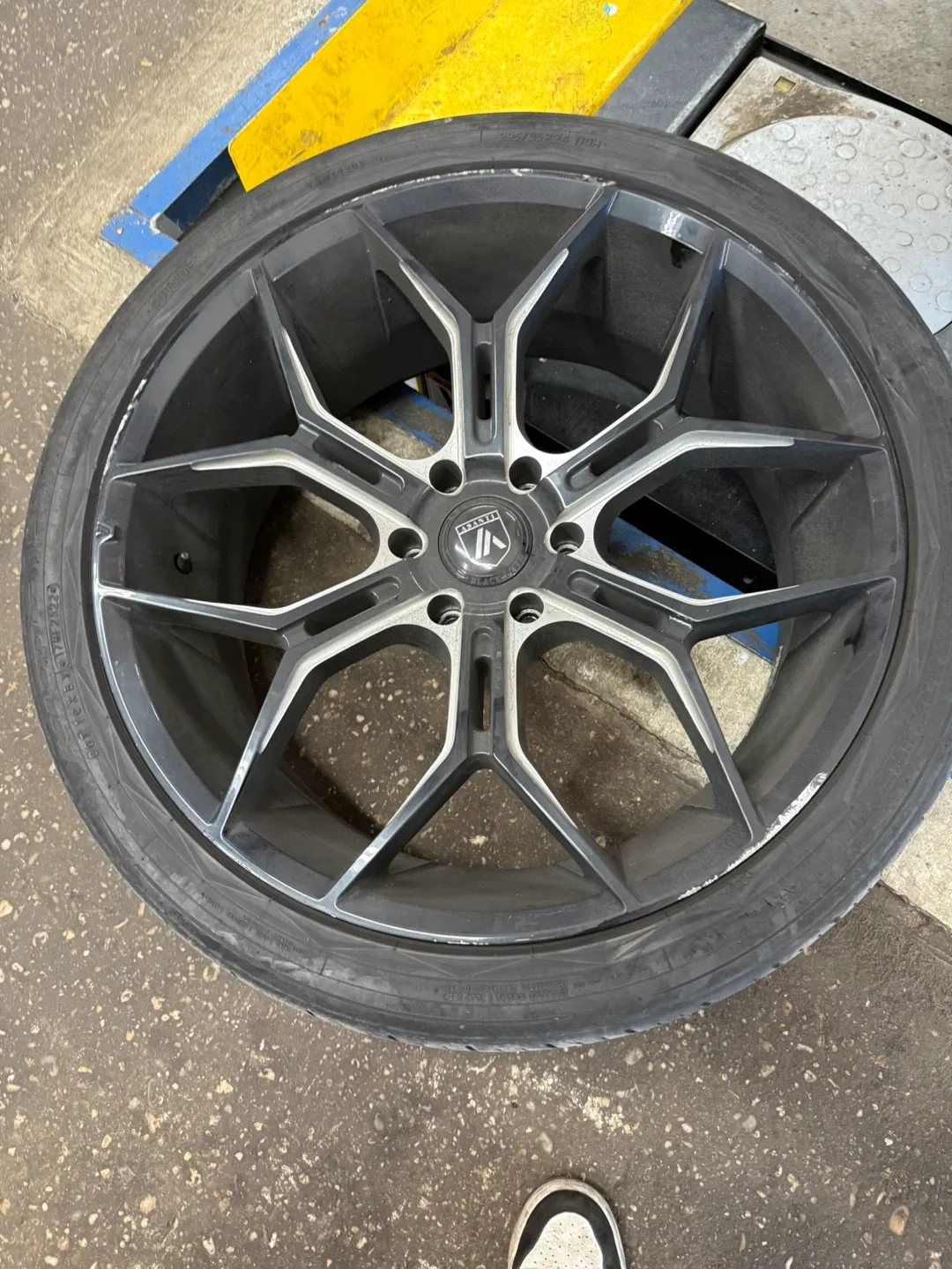 Lexani 255/35ZR22 110W Tire and Wheel Set image indicator(3)