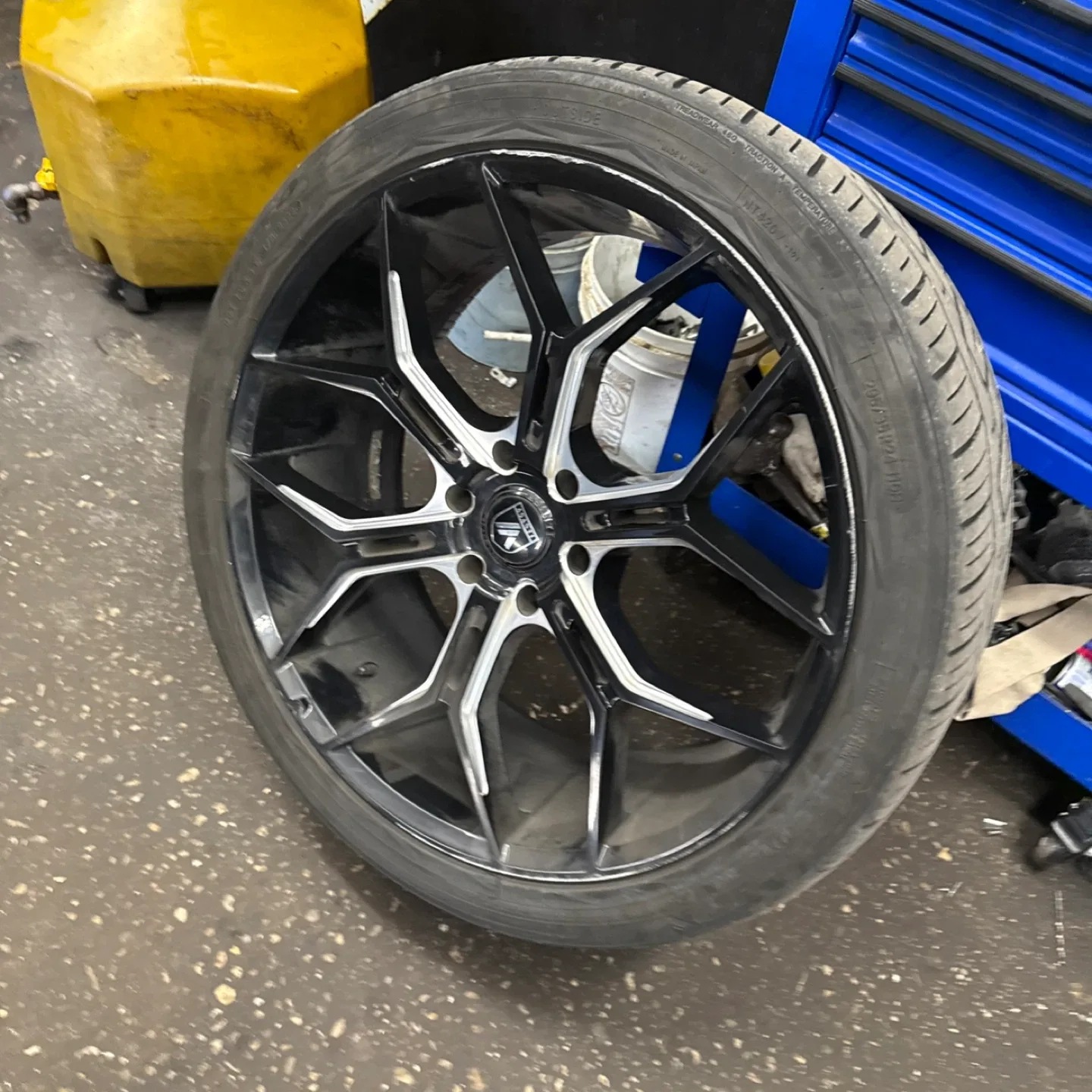 Lexani 255/35ZR22 110W Tire and Wheel Set image indicator(2)