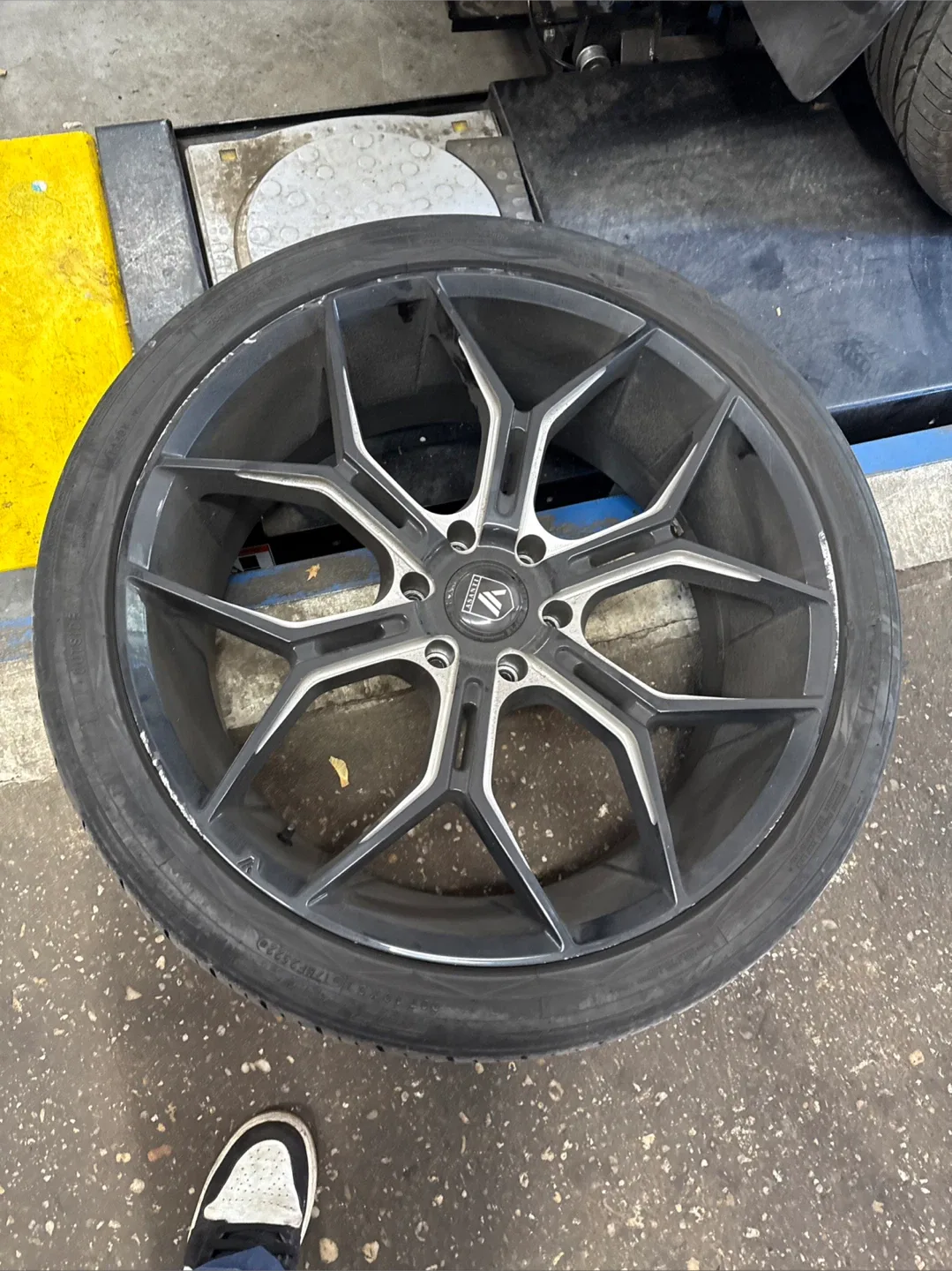 Lexani 255/35ZR22 110W Tire and Wheel Set image indicator(9)