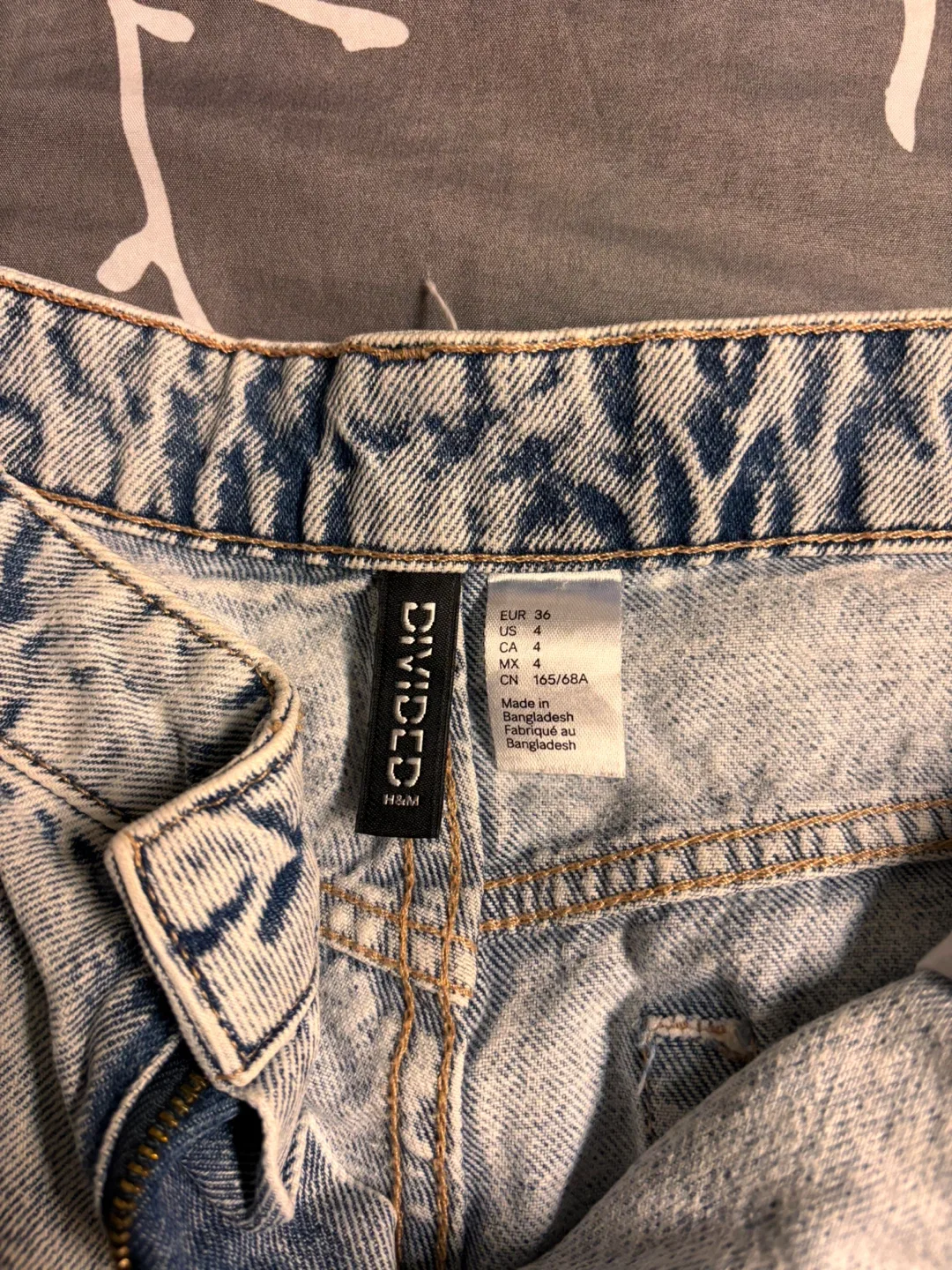 H&M Divided Denim Shorts - Size 4 image indicator(2)