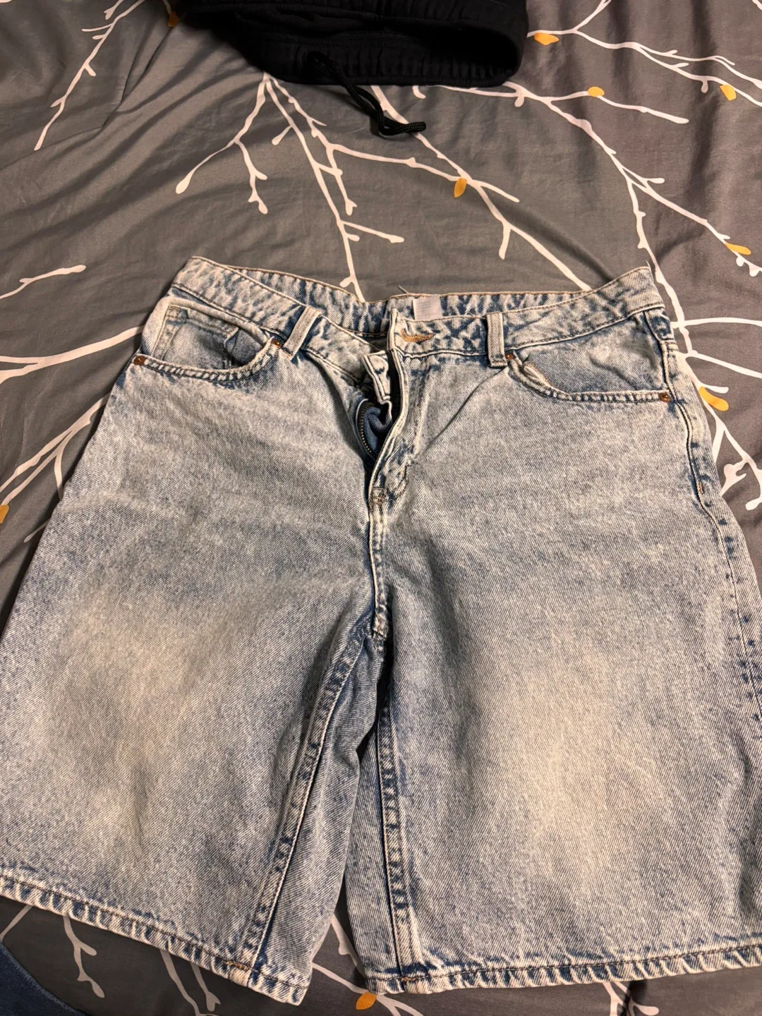 H&M Divided Denim Shorts - Size 4