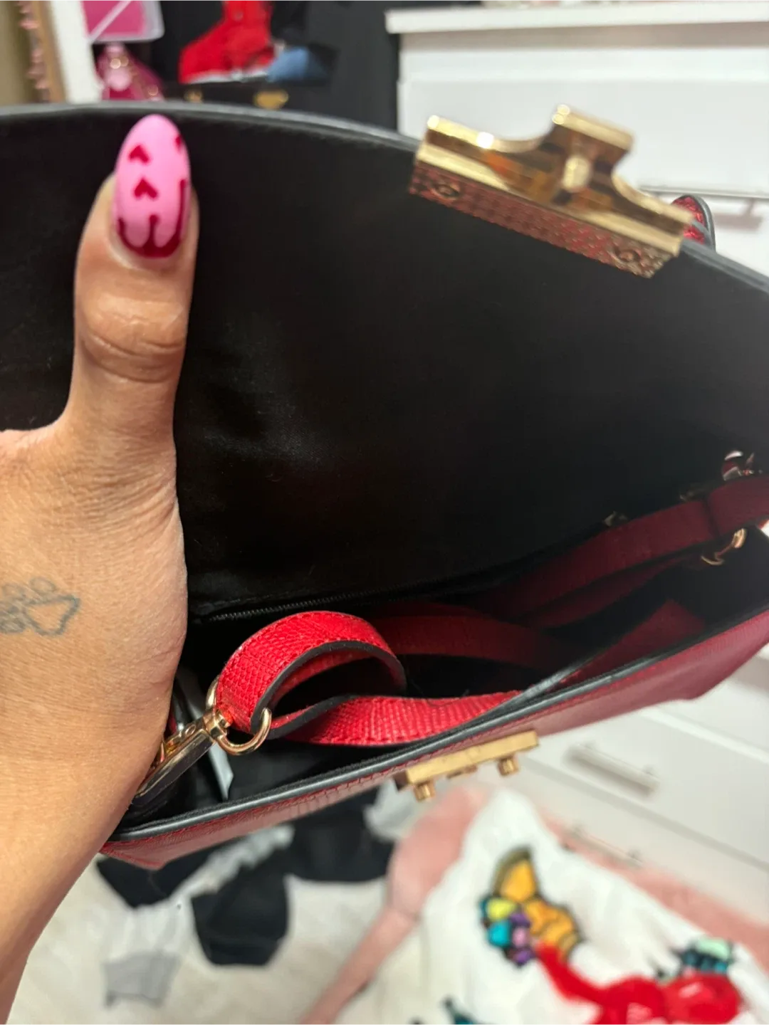 Red handbag image indicator(3)