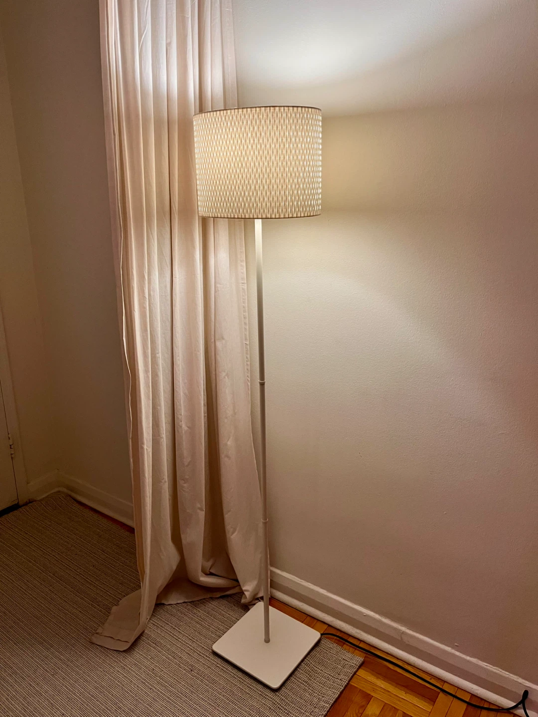 🚚 📦 Floor Lamp with Woven Shade