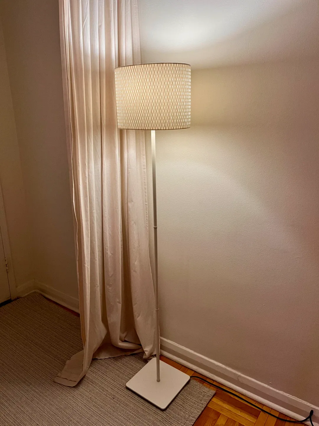 🚚 📦 Floor Lamp with Woven Shade