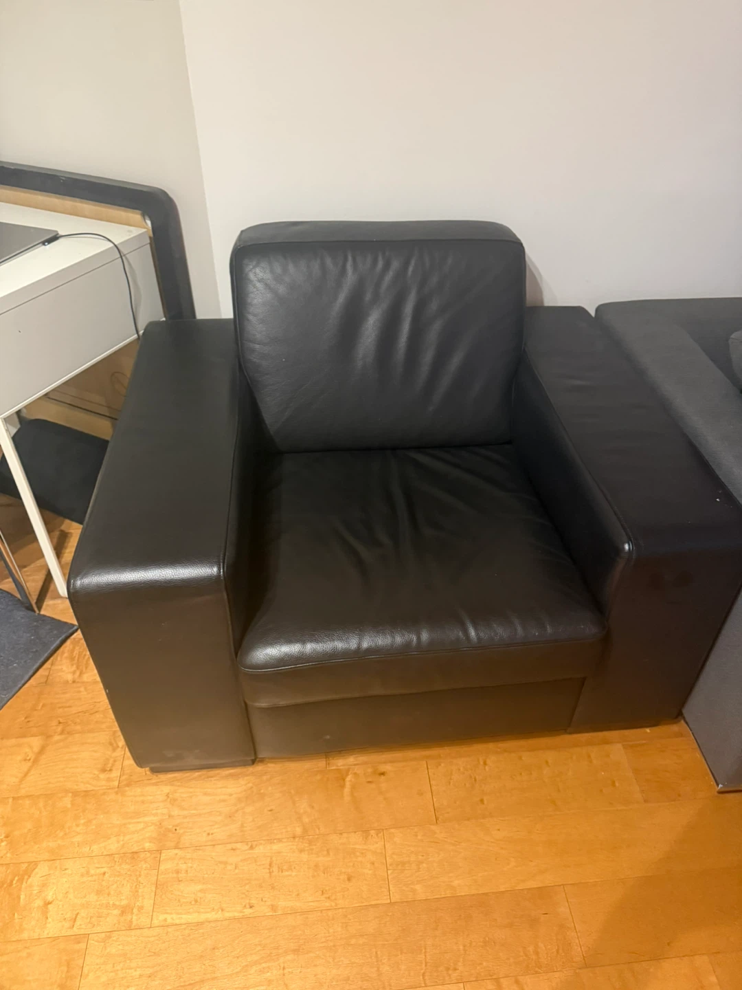Black Leather Armchair - photo 2