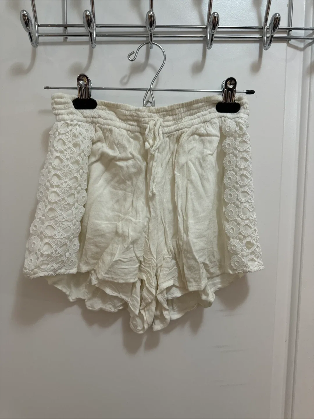 Hollister White Lace Trim Shorts thumbnail