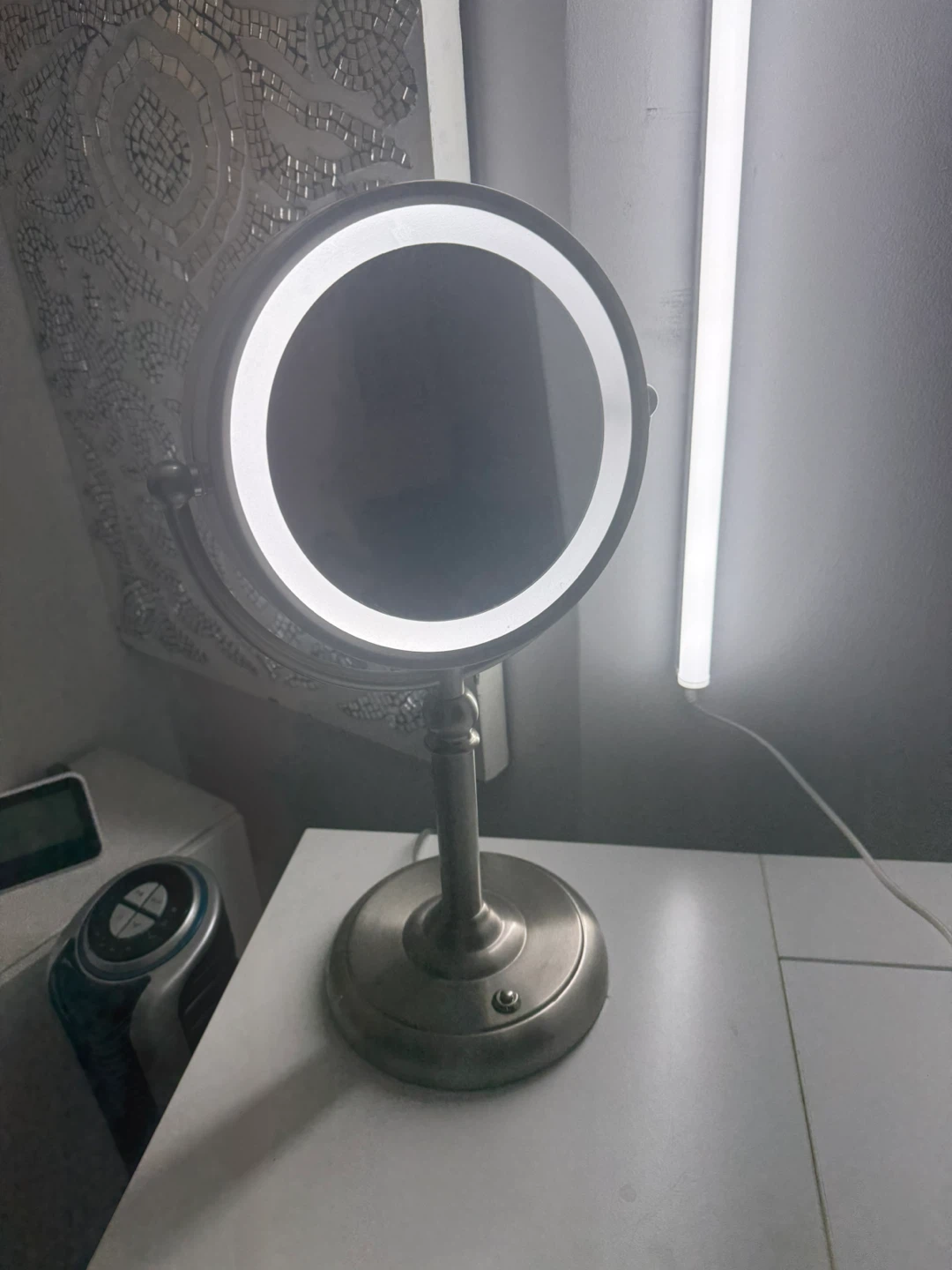 Illuminated Light Up Vanity Makeup Mirror - photo 2