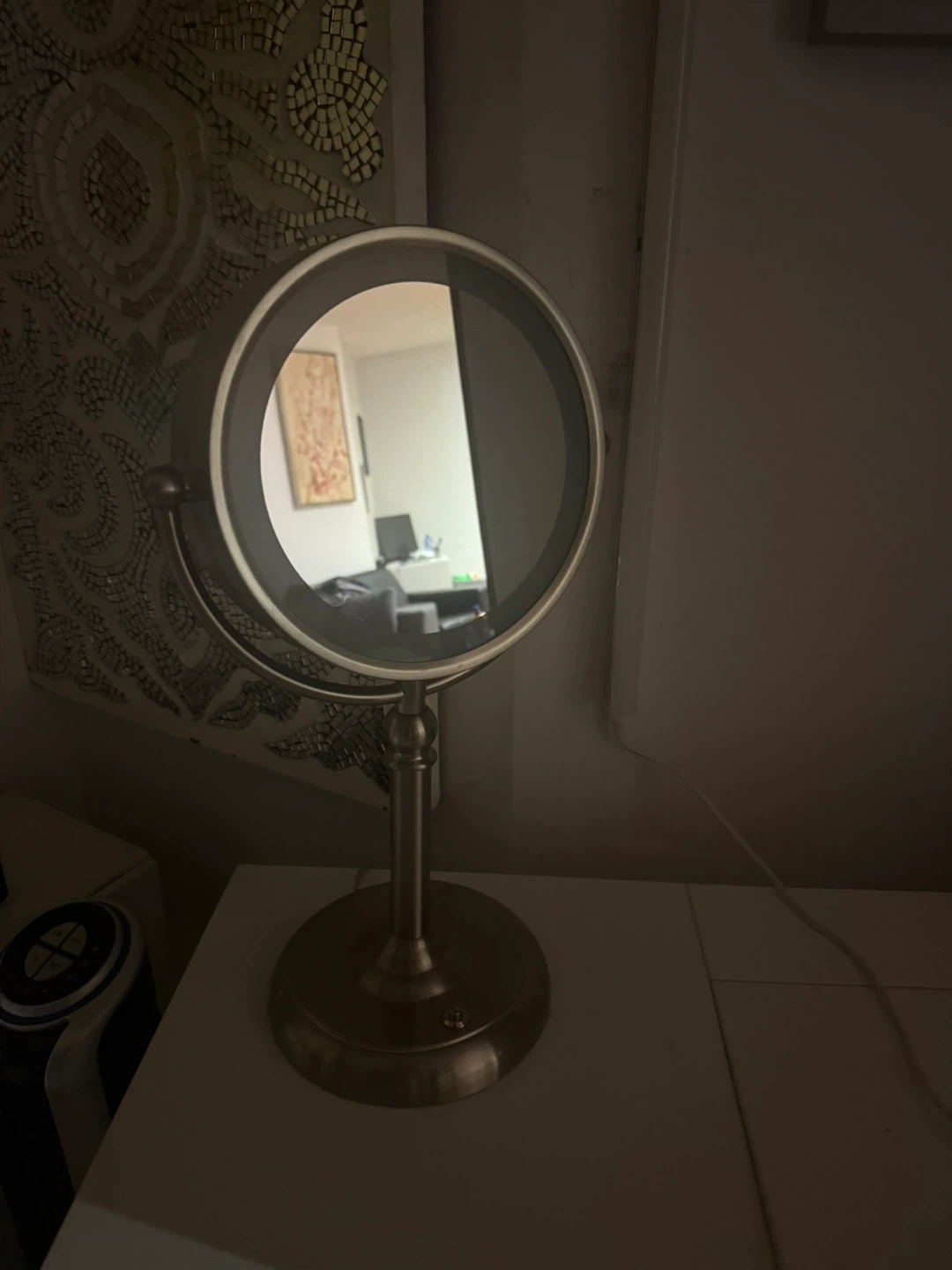 Illuminated Light Up Vanity Makeup Mirror - photo 4