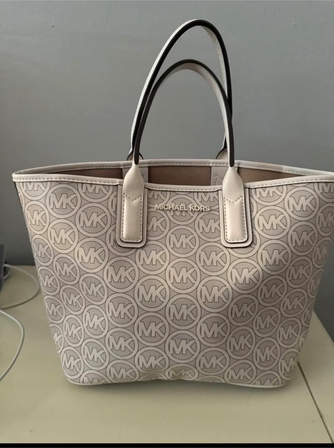 Michael Kors Tote Bag image indicator(4)
