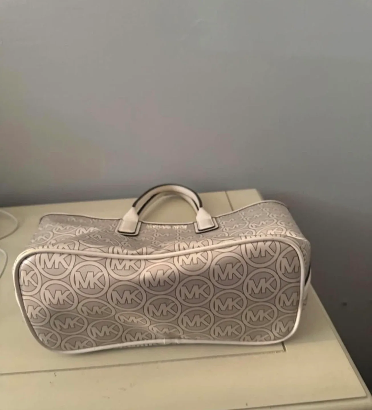 Michael Kors Tote Bag image indicator(3)