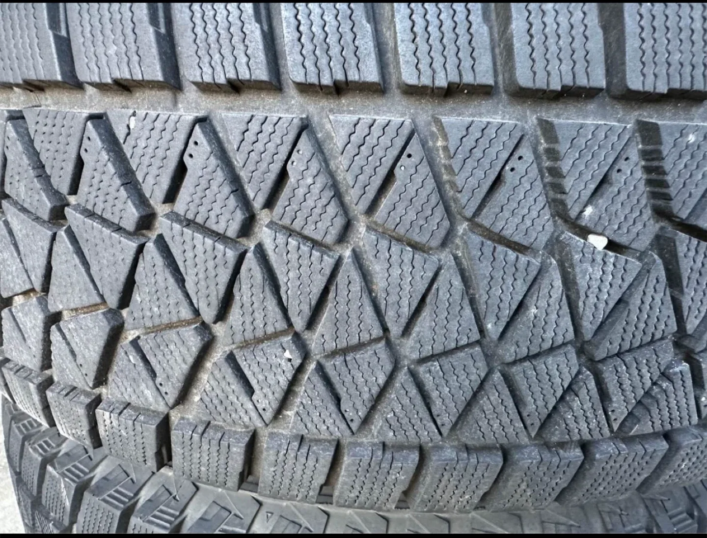 Blizzak Winter Tires 235/70R16 image indicator(3)