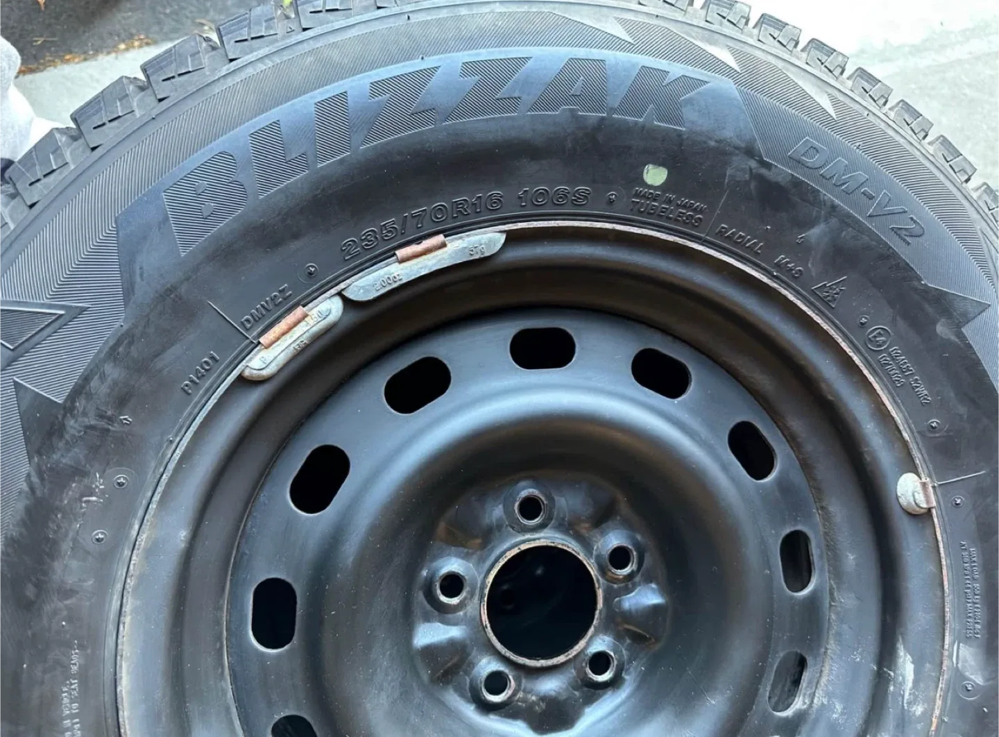 Blizzak Winter Tires 235/70R16 image indicator(2)