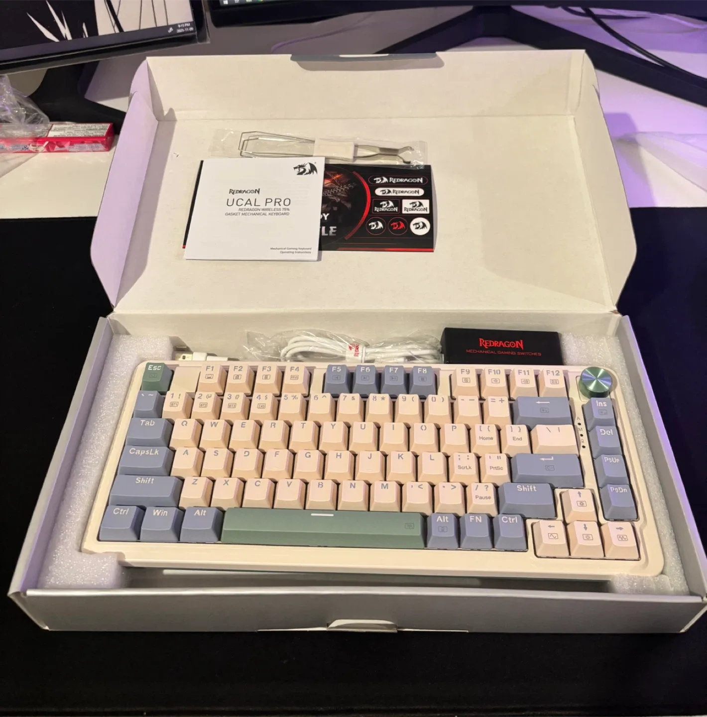 Redragon K673 PRO Wireless Keyboard image indicator(3)