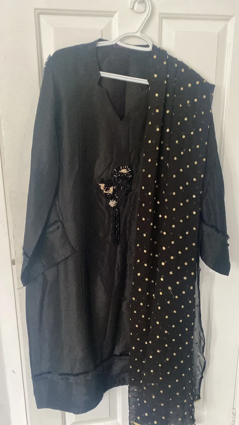 Salwar Kameez - Traditional Outfit image indicator(3)