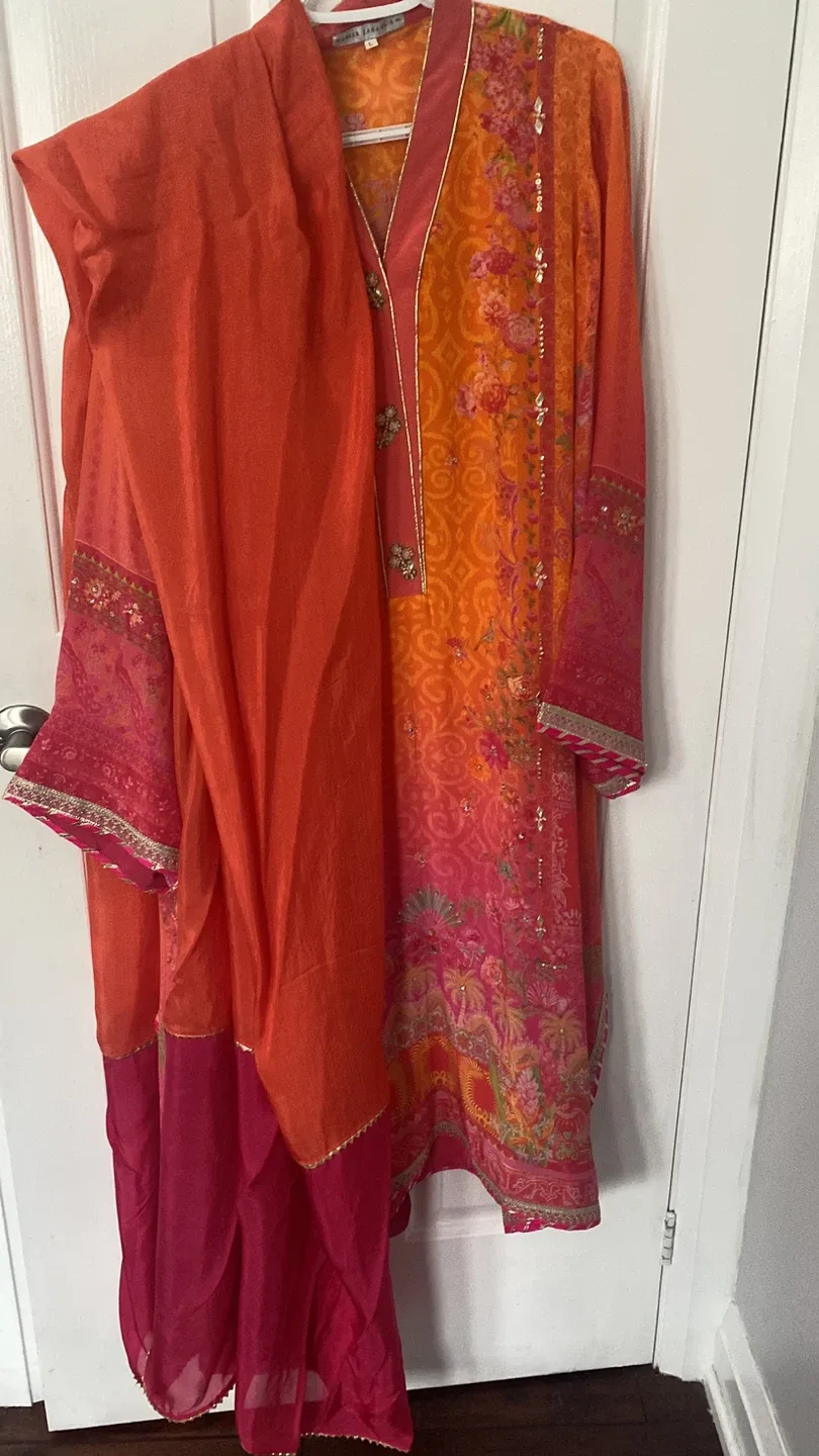 Salwar Kameez - Traditional Outfit image indicator(2)