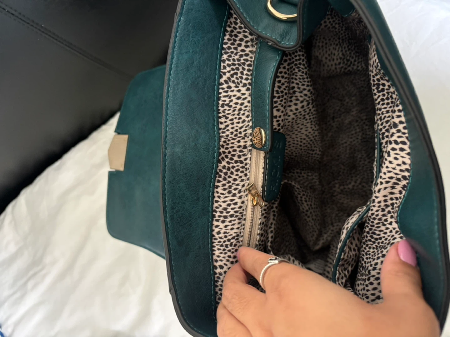 Stylish Leather Handbag with Leopard Print Interior – New - photo 3