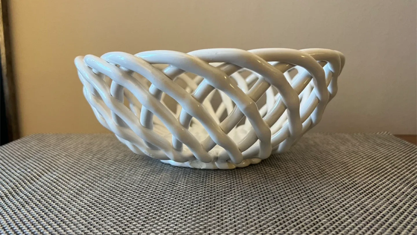 🥕 White Ceramic Open Lattice Bread/Fruit Bowl image indicator(2)