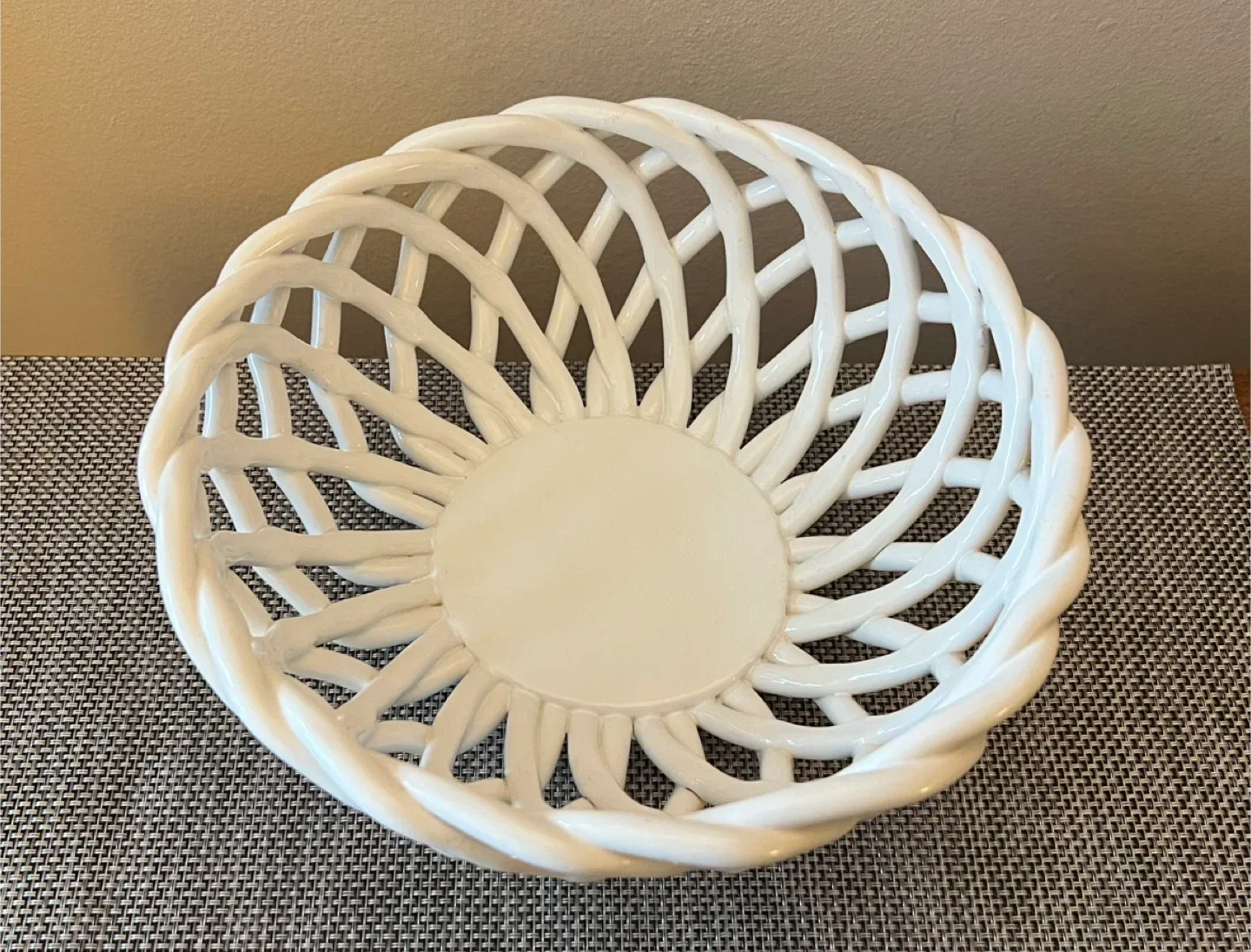 🥕 White Ceramic Open Lattice Bread/Fruit Bowl image indicator(3)