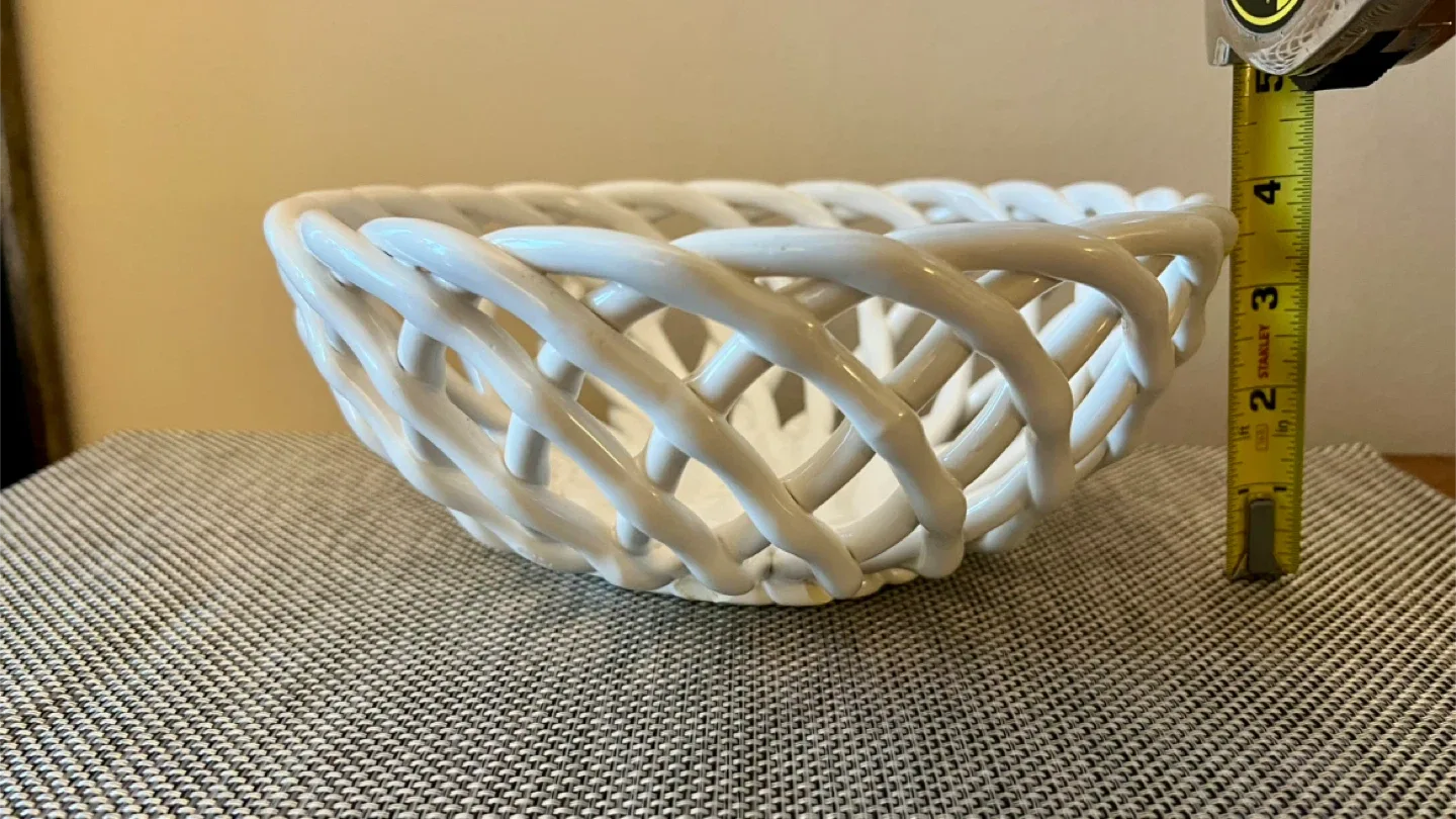 🥕 White Ceramic Open Lattice Bread/Fruit Bowl image indicator(4)