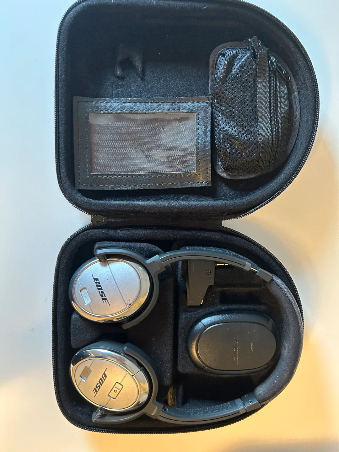 Bose Acoustic Noise Cancelling Headphones image indicator(2)