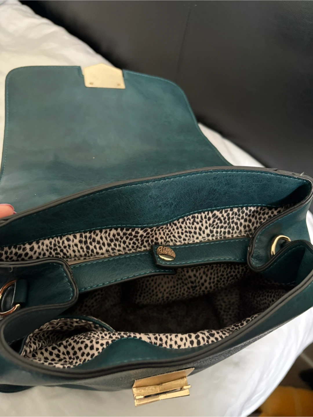 Stylish Leather Handbag with Leopard Print Interior – New - photo 4