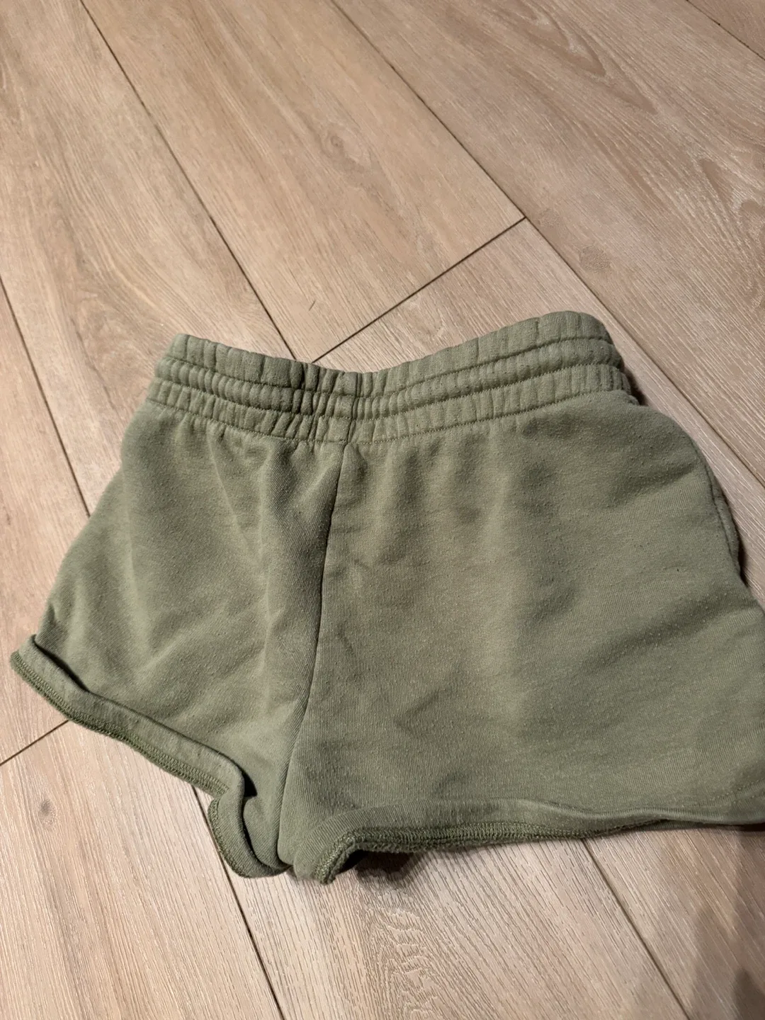 Aritzia xs olive green shorts image indicator(3)