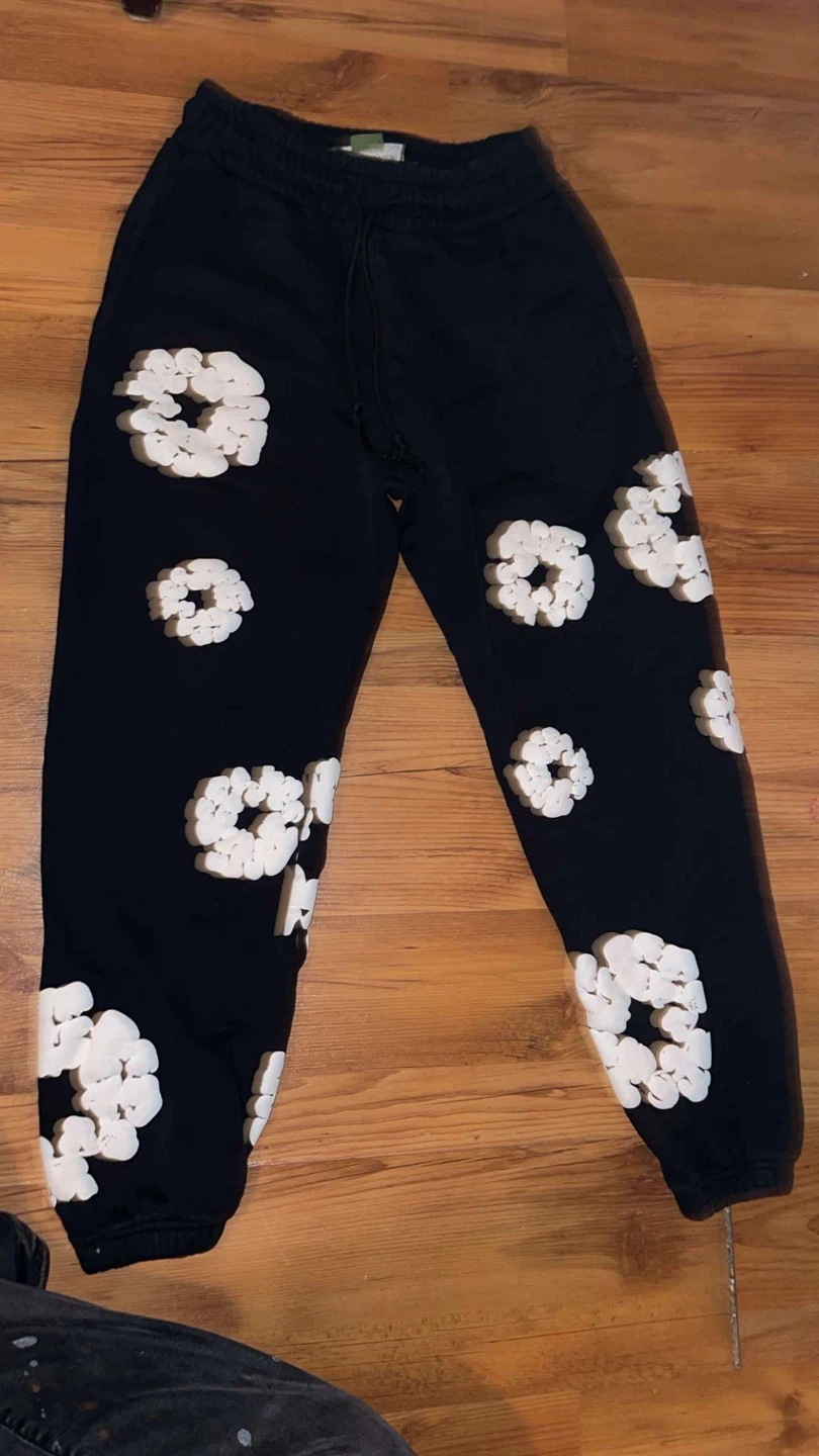 “White ok black denim tear pants”