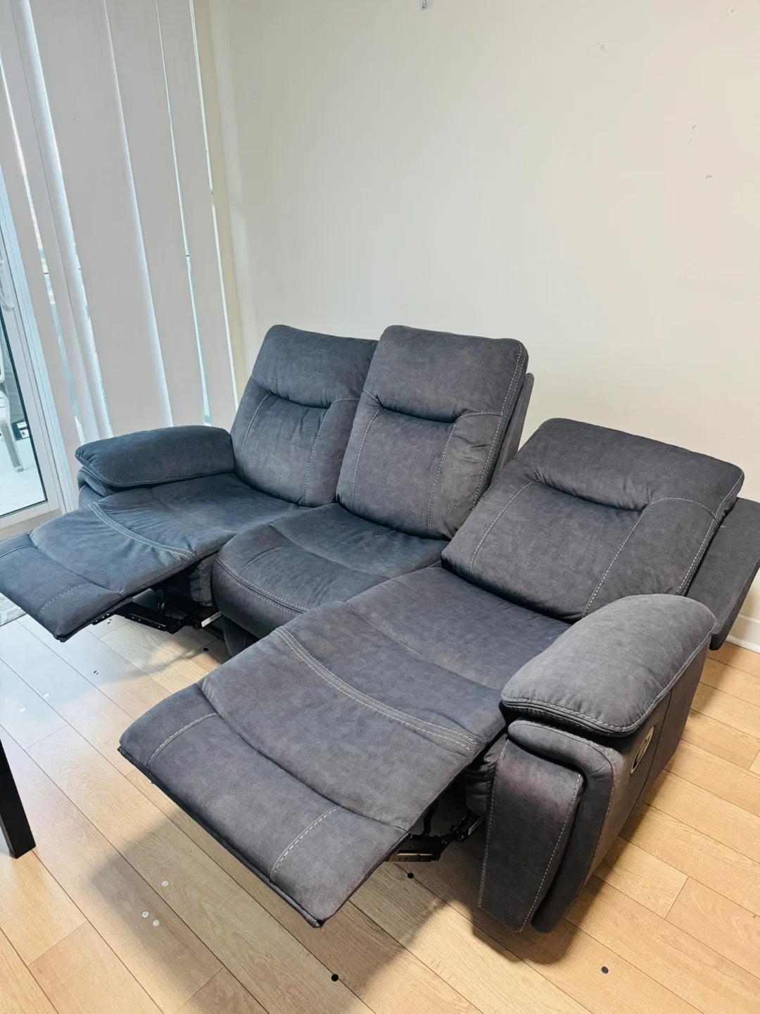 Grey Reclining Sofa with Console image indicator(4)