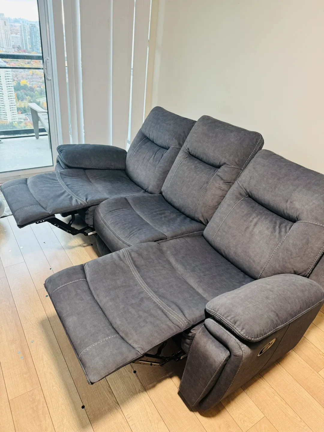 Grey Reclining Sofa with Console image indicator(3)