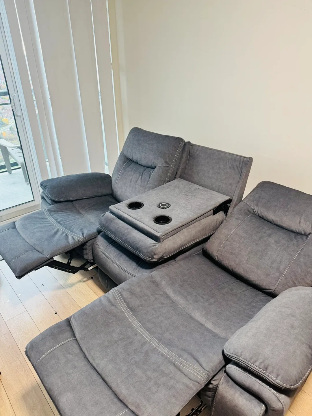 Grey Reclining Sofa with Console image indicator(5)